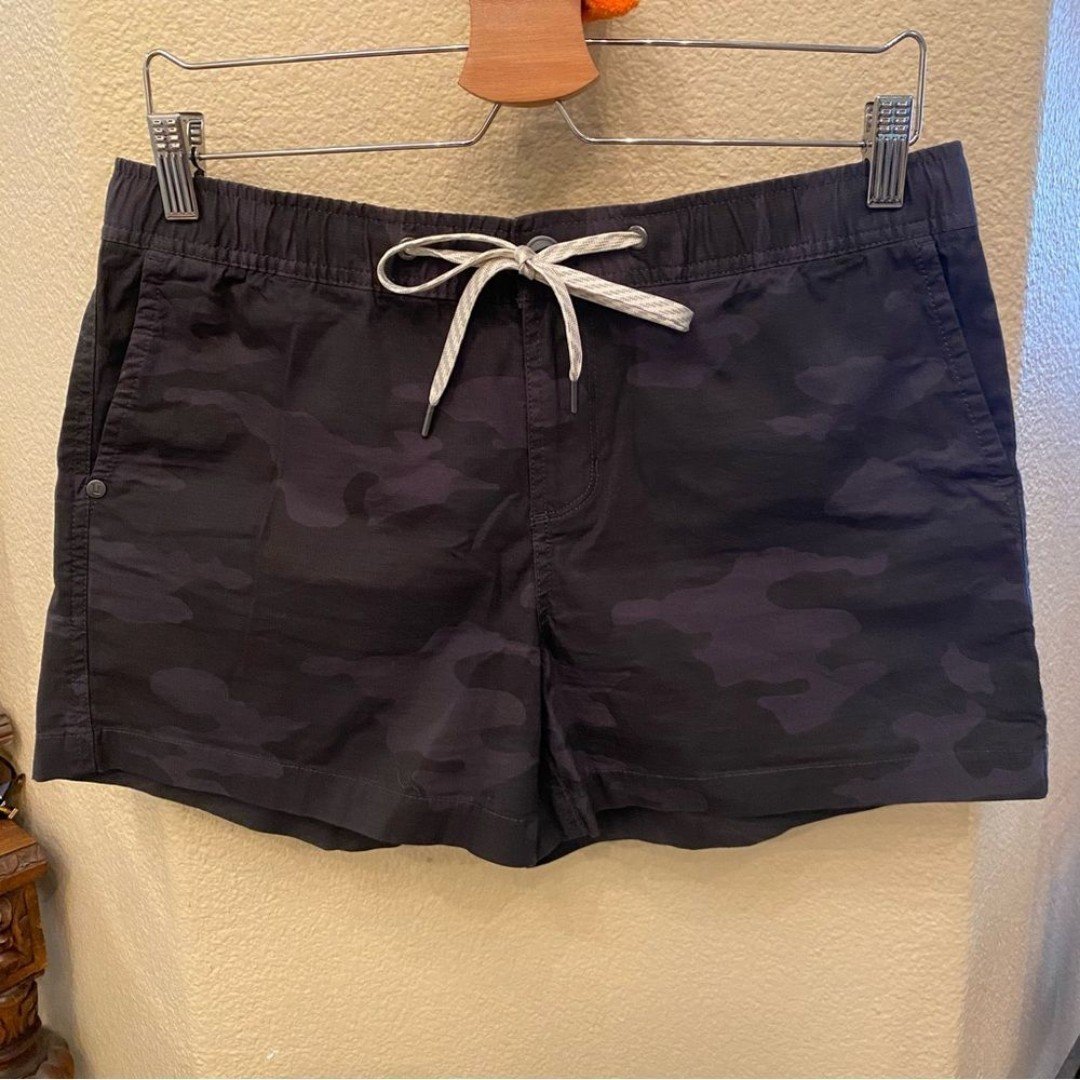 VUORI Women Gray Black The Rise The Shine Camo Print Shorts Size Medium