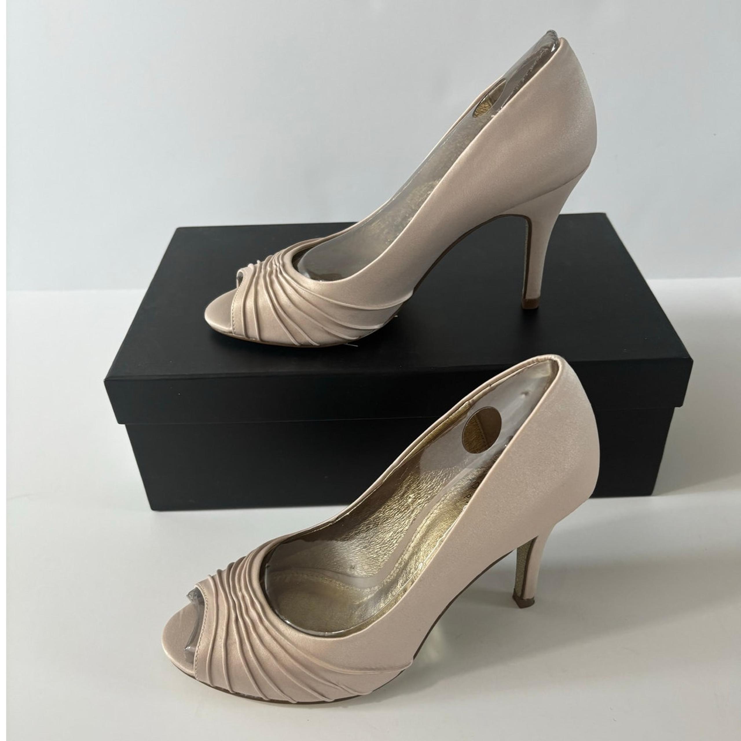Women's Adrianna Papell Farrel Classic Satin Heels in Sand Size 5.5
