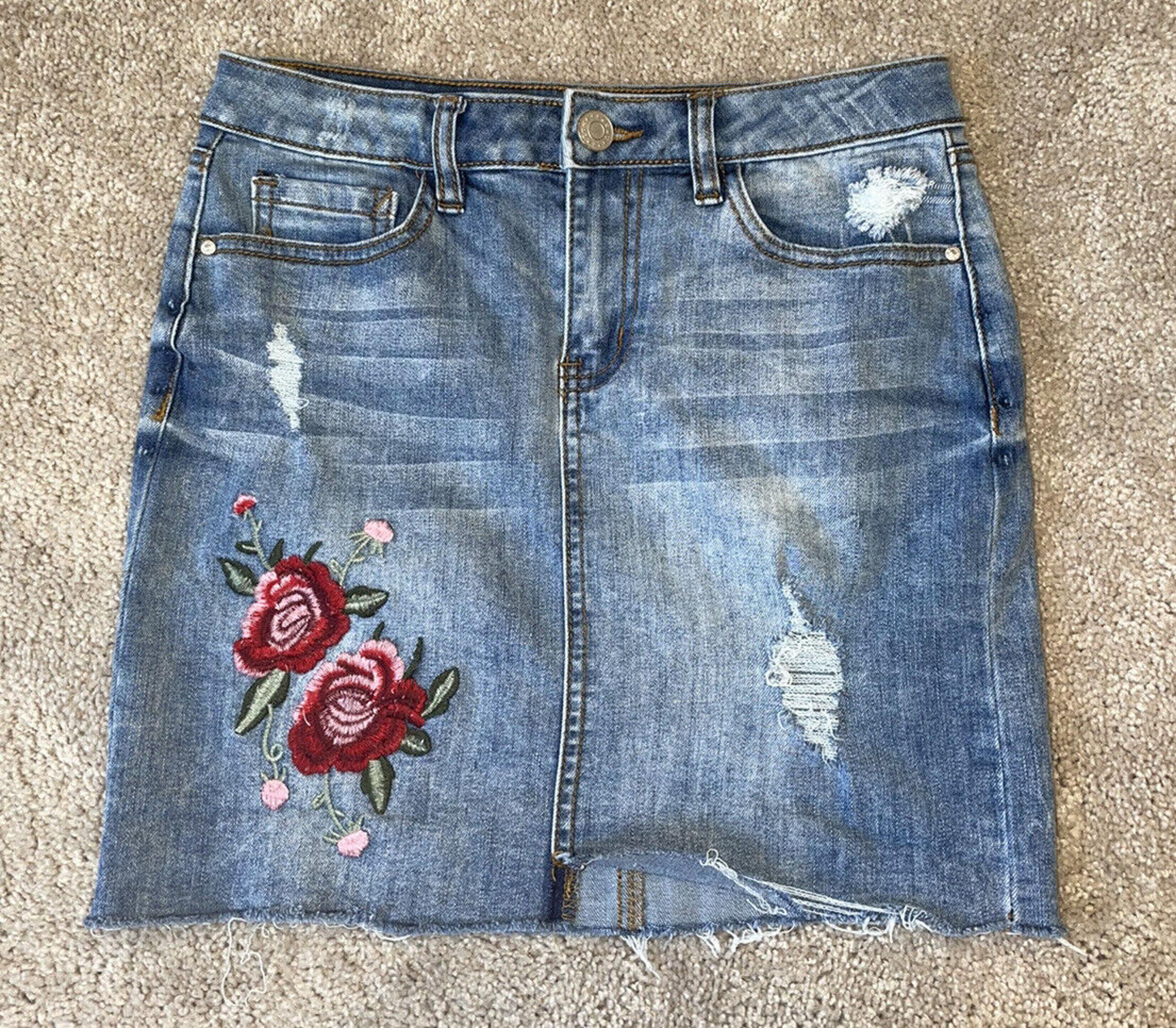 Embroidered Floral Short Denim Skirt Distressed Raw Hem Women's Size S - Refuge