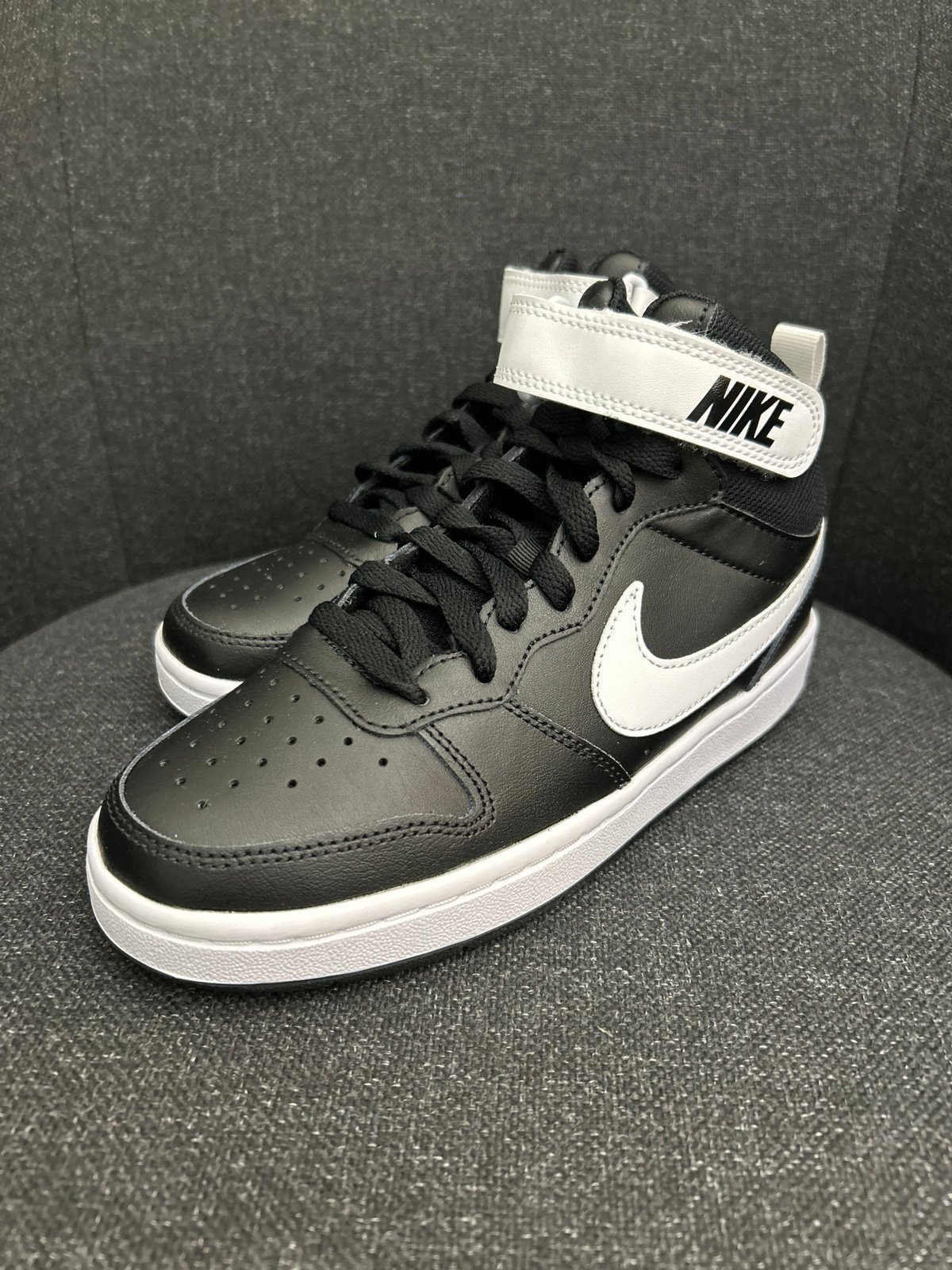 NIKE Youth Court Borough Mid 2 New Size 4Y Black and White Basketball Shoes