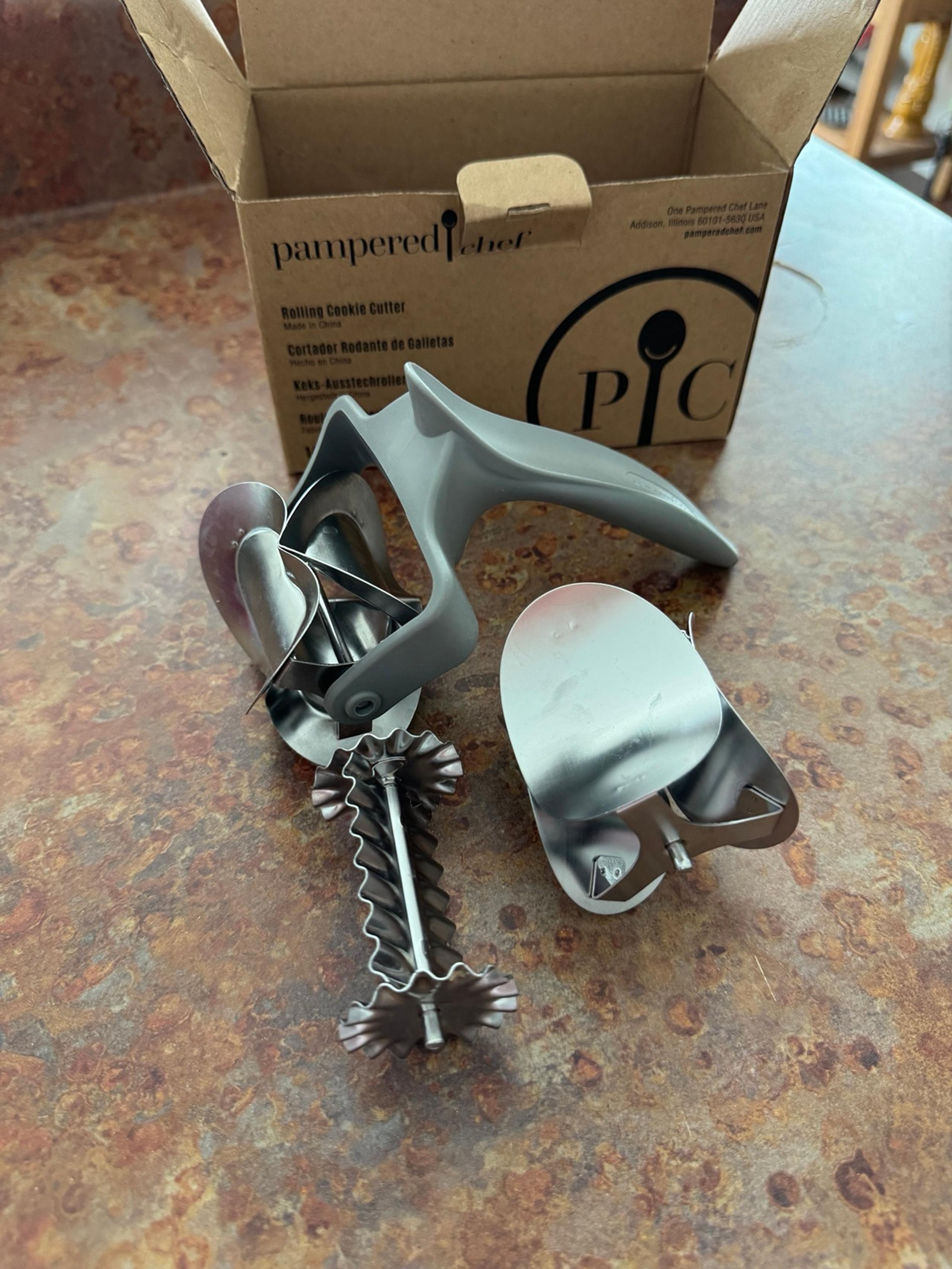 Retired - Pampered Chef Rolling Cookie Cutter #1442 Circle Heart & Fluted Square