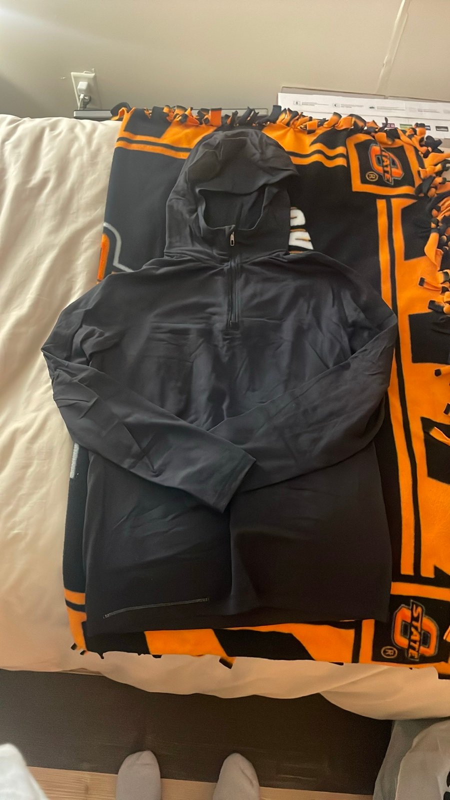 Men’s black lululemon pullover