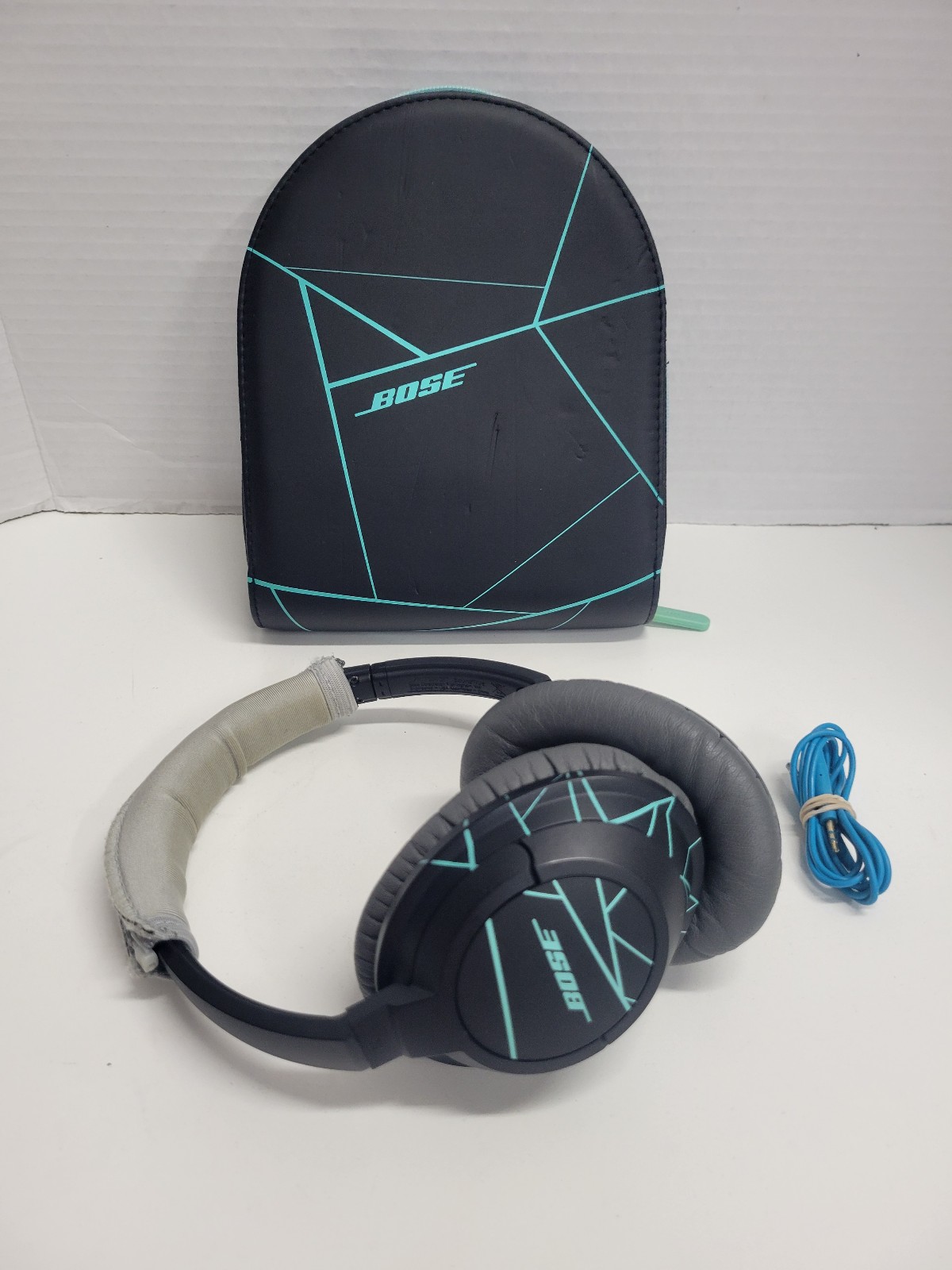 Bose Soundtrue Wired Around the Ear Headphones Black Teal w/ Case #W1960