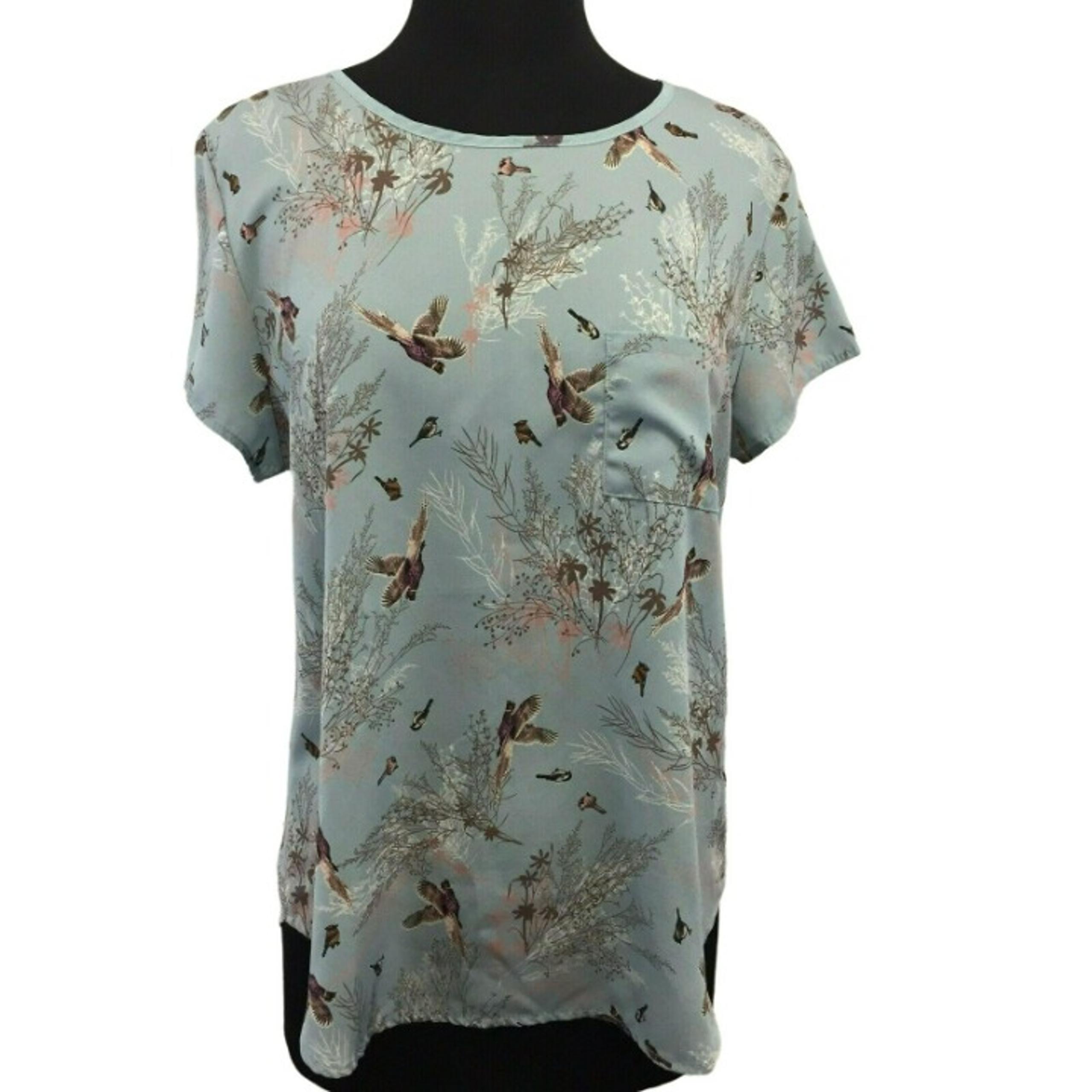 Le Lis Blouse M Blue Birds Print S/S Womens Pullover Teardrop Back