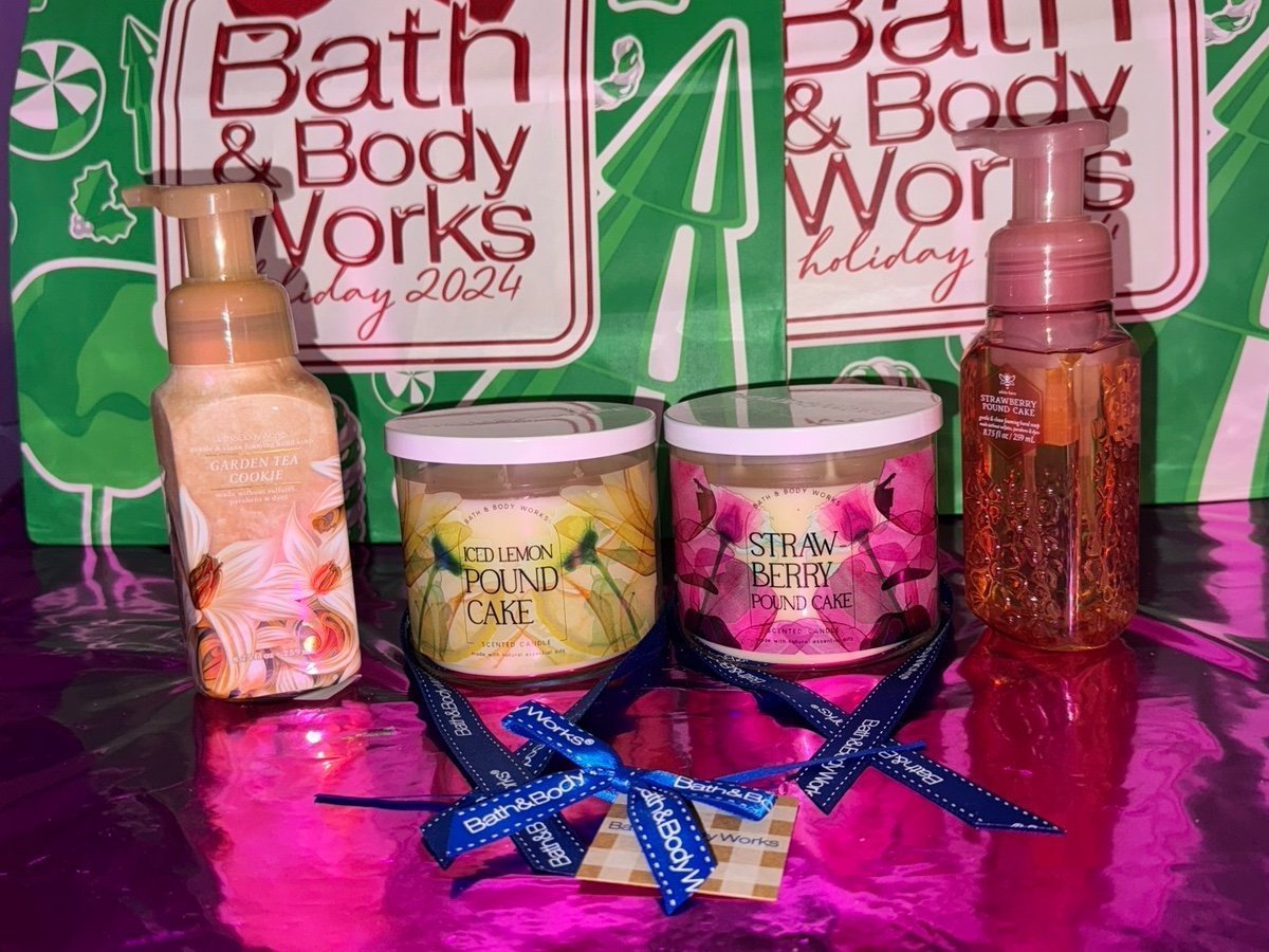 Bath and Body Works:2 Candles Iced Lemon& Strawberry Pound Cake & Foaming Soaps