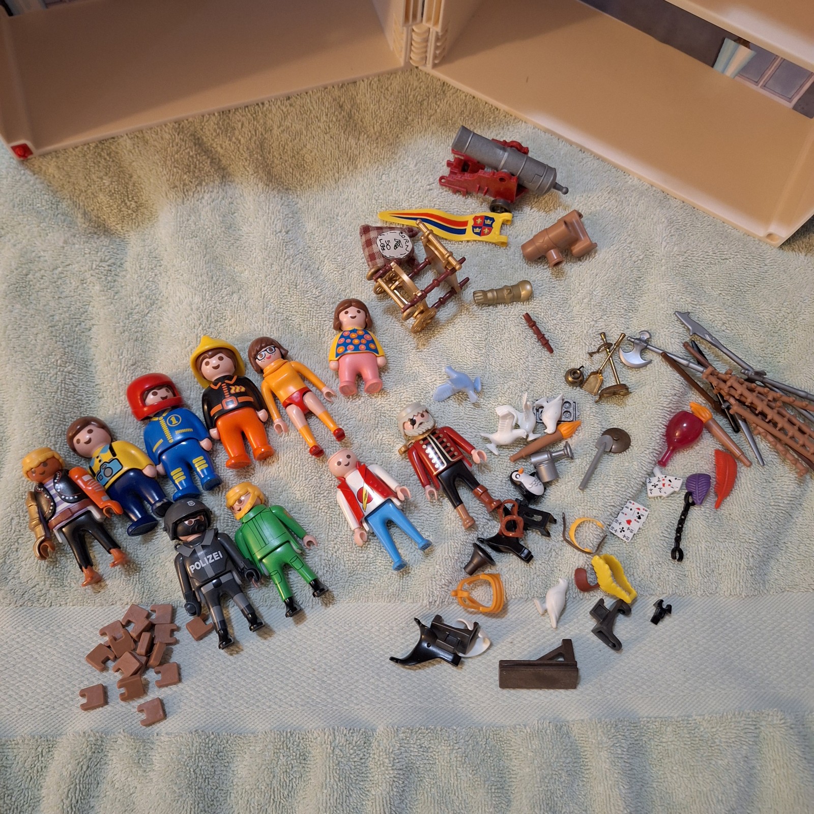 2005 Playmobil Carry Dollhouse with Figures and Small Toys *6012
