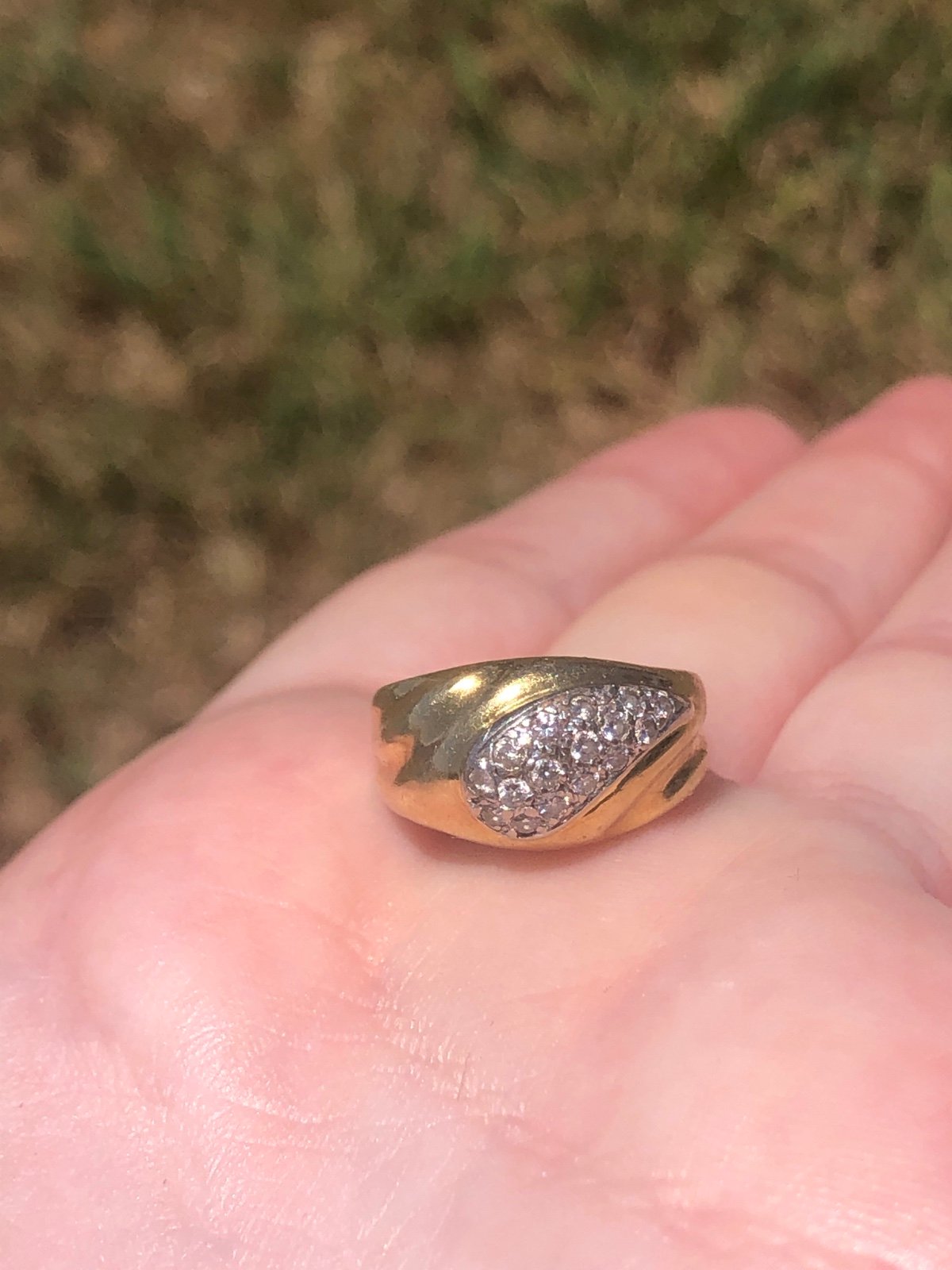18k 750 vintage 70s Diamond pave dome ring gorgeous thick gold design bright gem