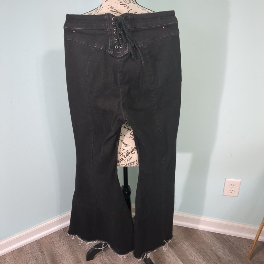 We The Free Free People Twenty Eight CRVY Black Stretch Flare Jeans Raw Hem 28