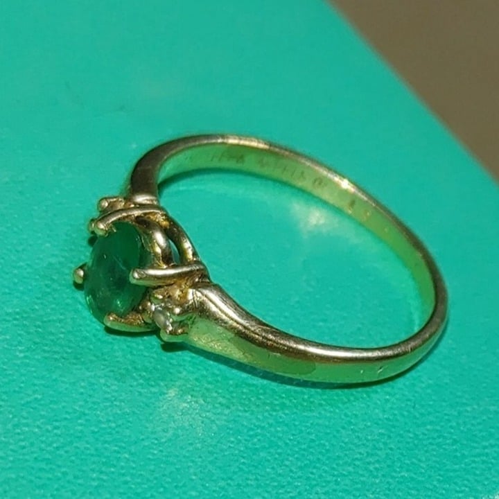 14K Yellow Gold Ring Size 5 Vintage Oval Emerald two Round Diamonds Green