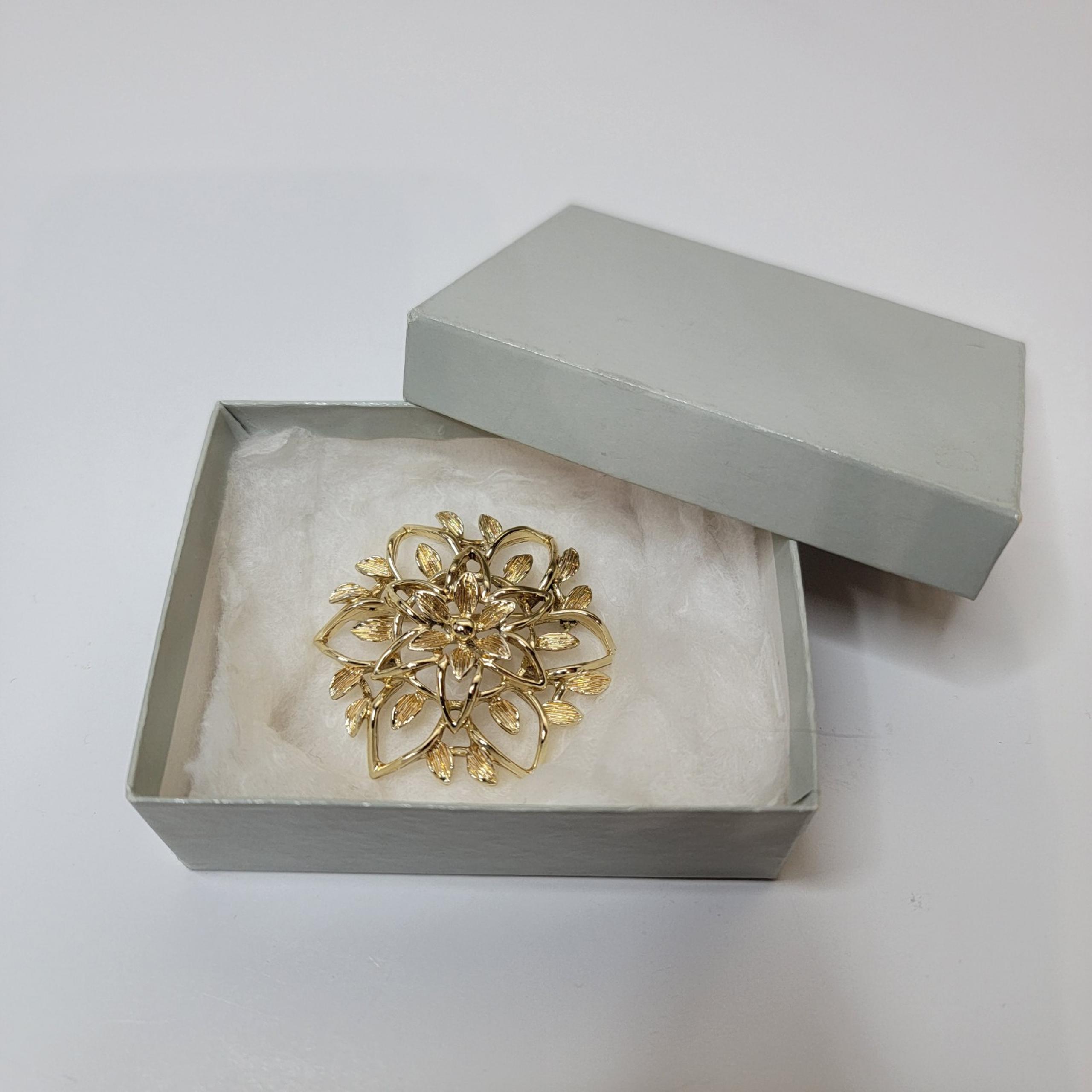 Gold Tone Flower Leaf Light Gold Tone Broach Brooch Pin Signed