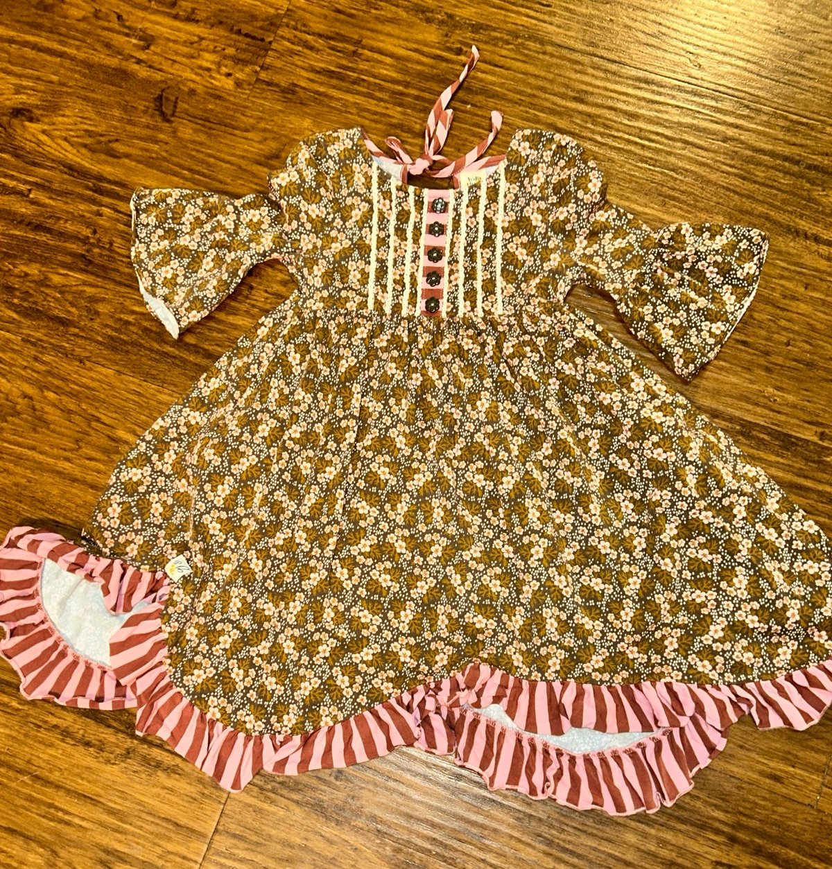 *LIKE NEW* Wild Flowers Boutique Floral Ruffle Button Twirl Dress