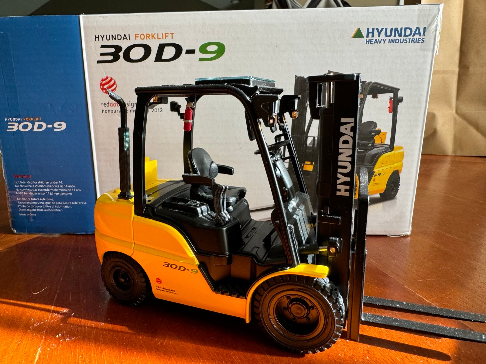 Hyundai 30D-9 forklift diecast