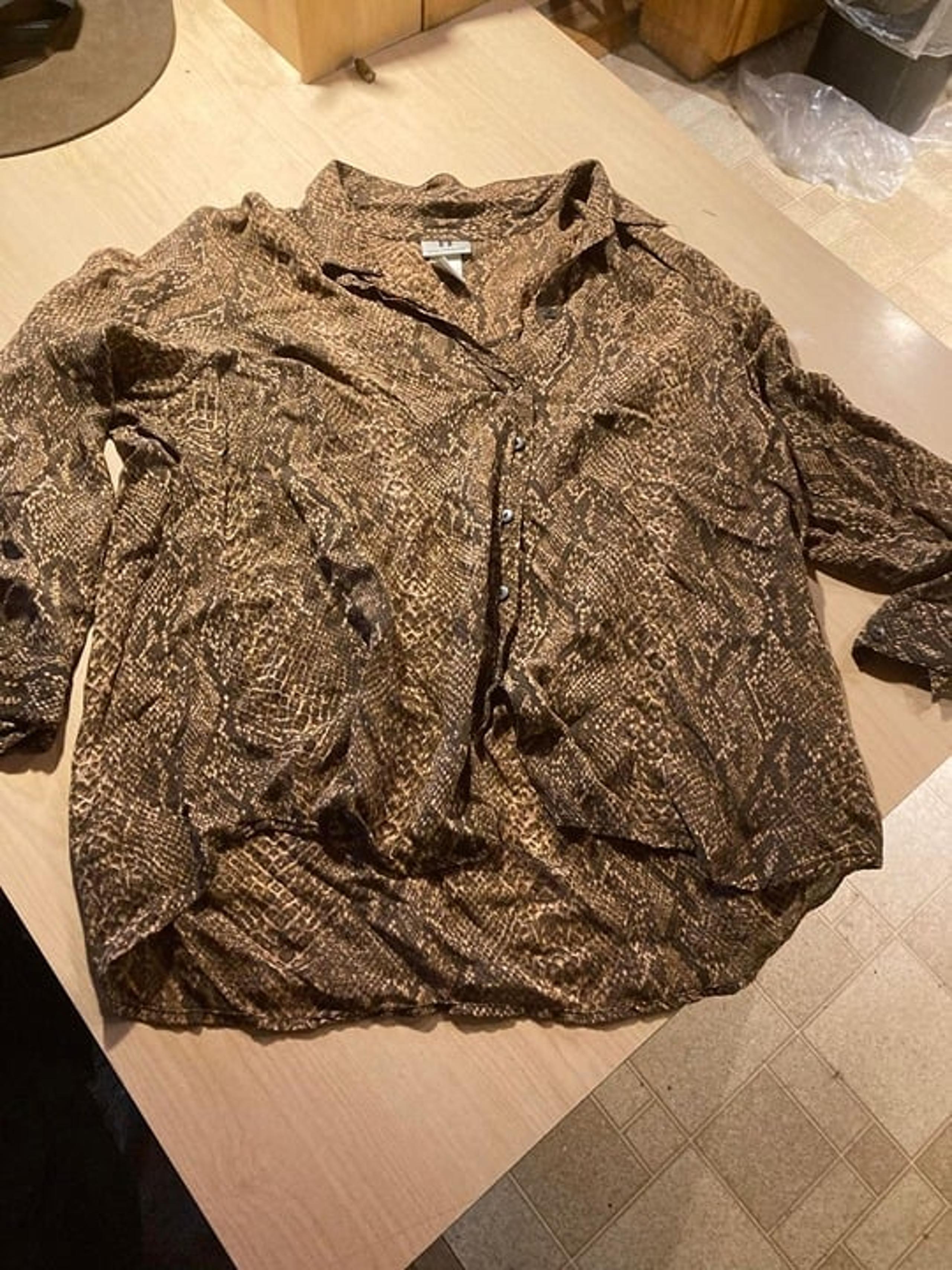 B and B Button Up Shirt Womens brown Animal Print Silk Long Sleeve Ladies.XL