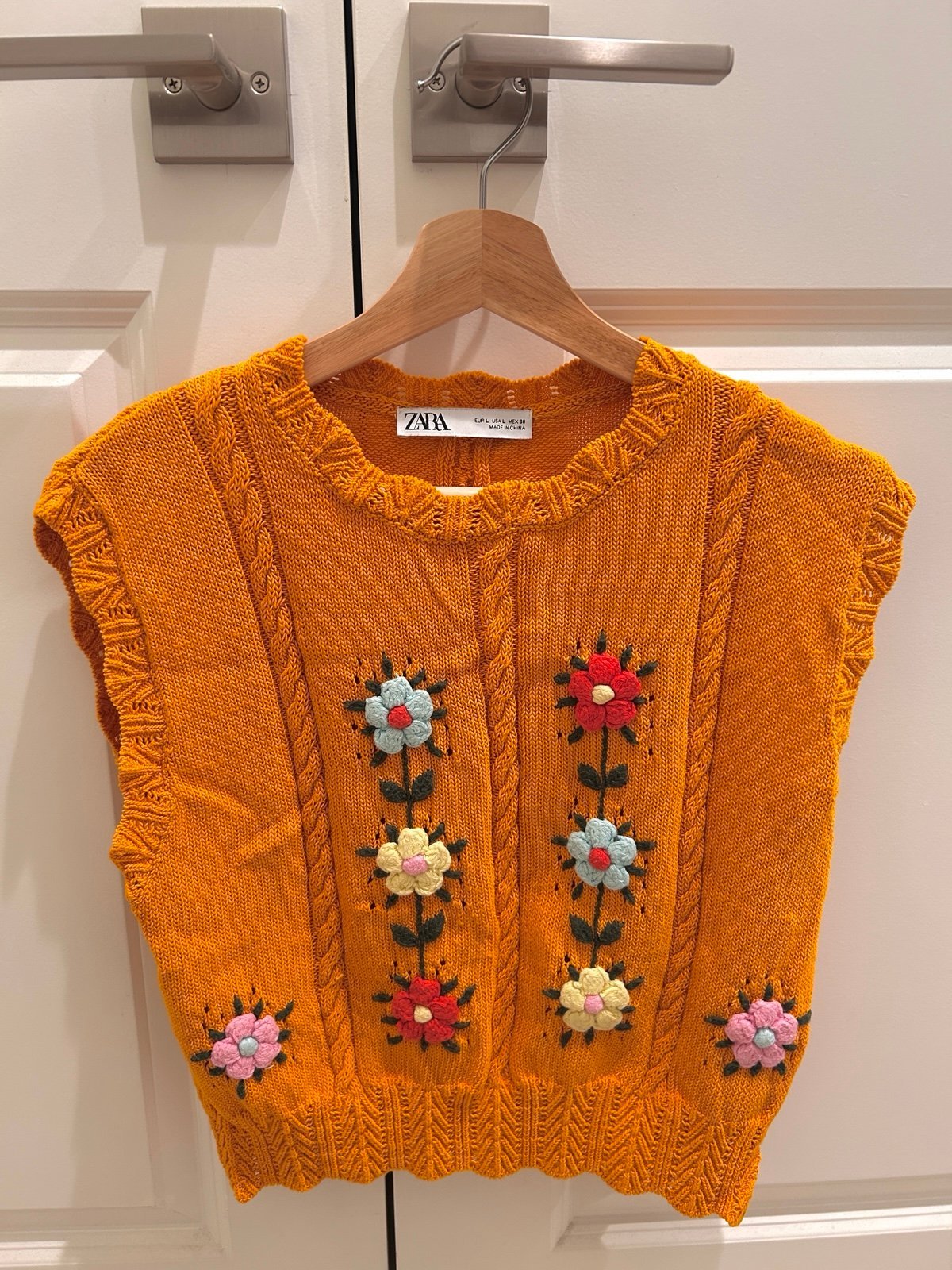 ZARA | Embroidered flower knitwear vest (Large)