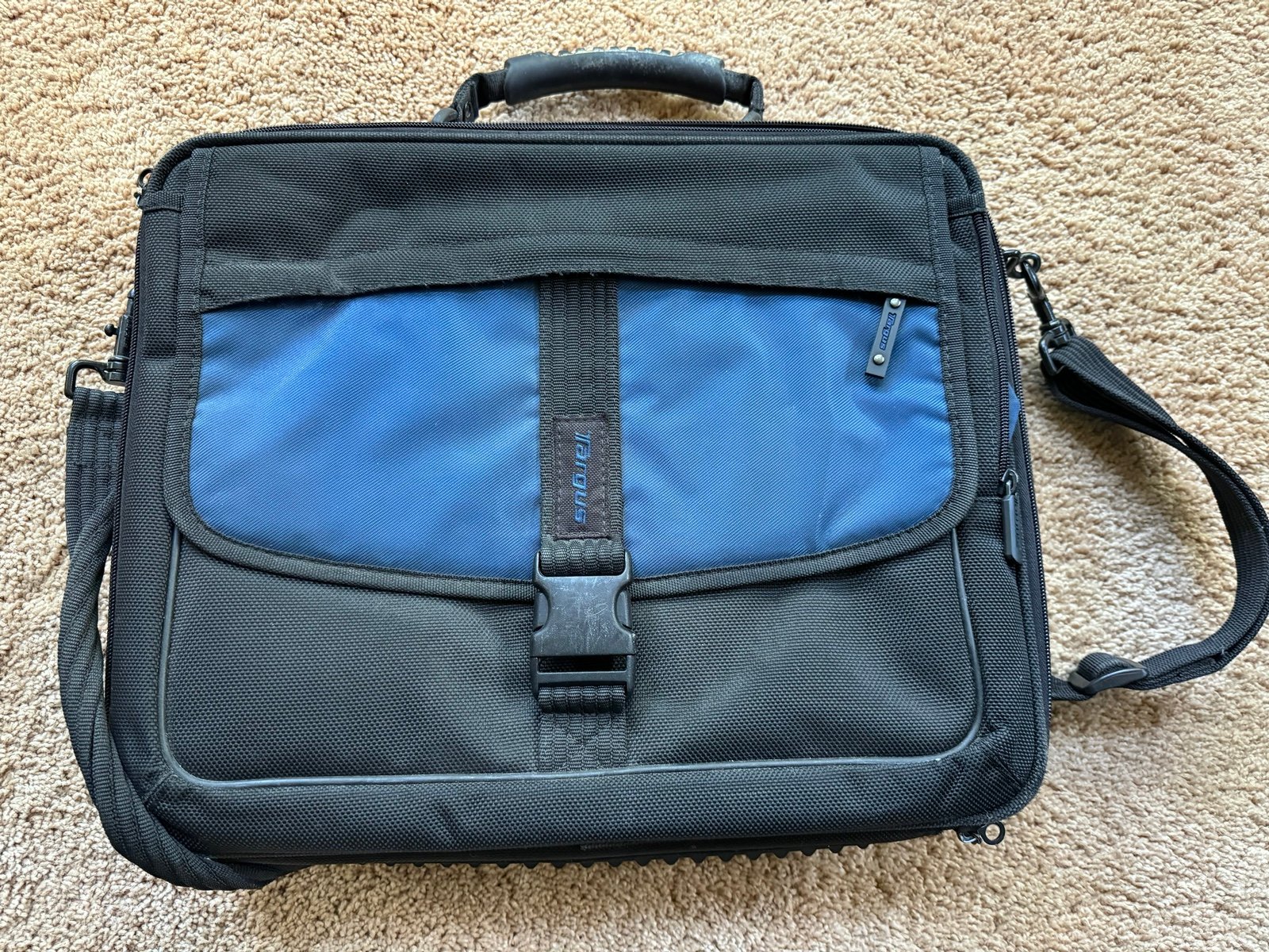 Like new laptop case with pockets!