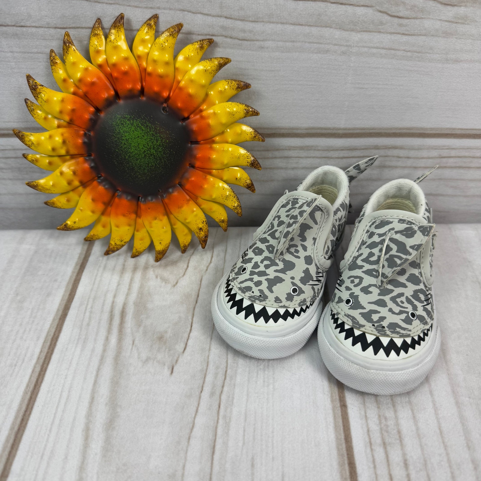 vans toddler slip-on v shark shoes 4C