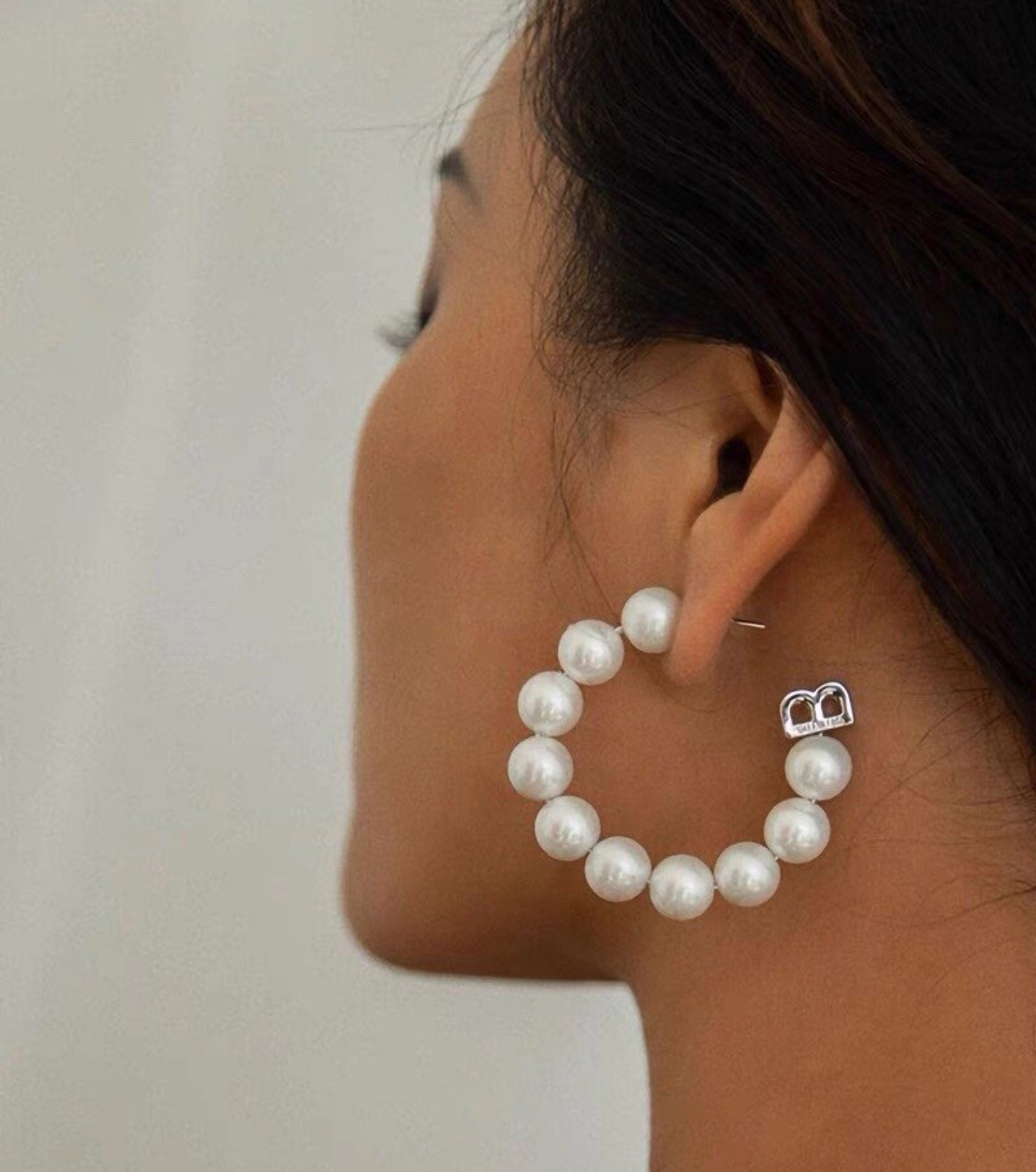 Fashionable pearl earrings