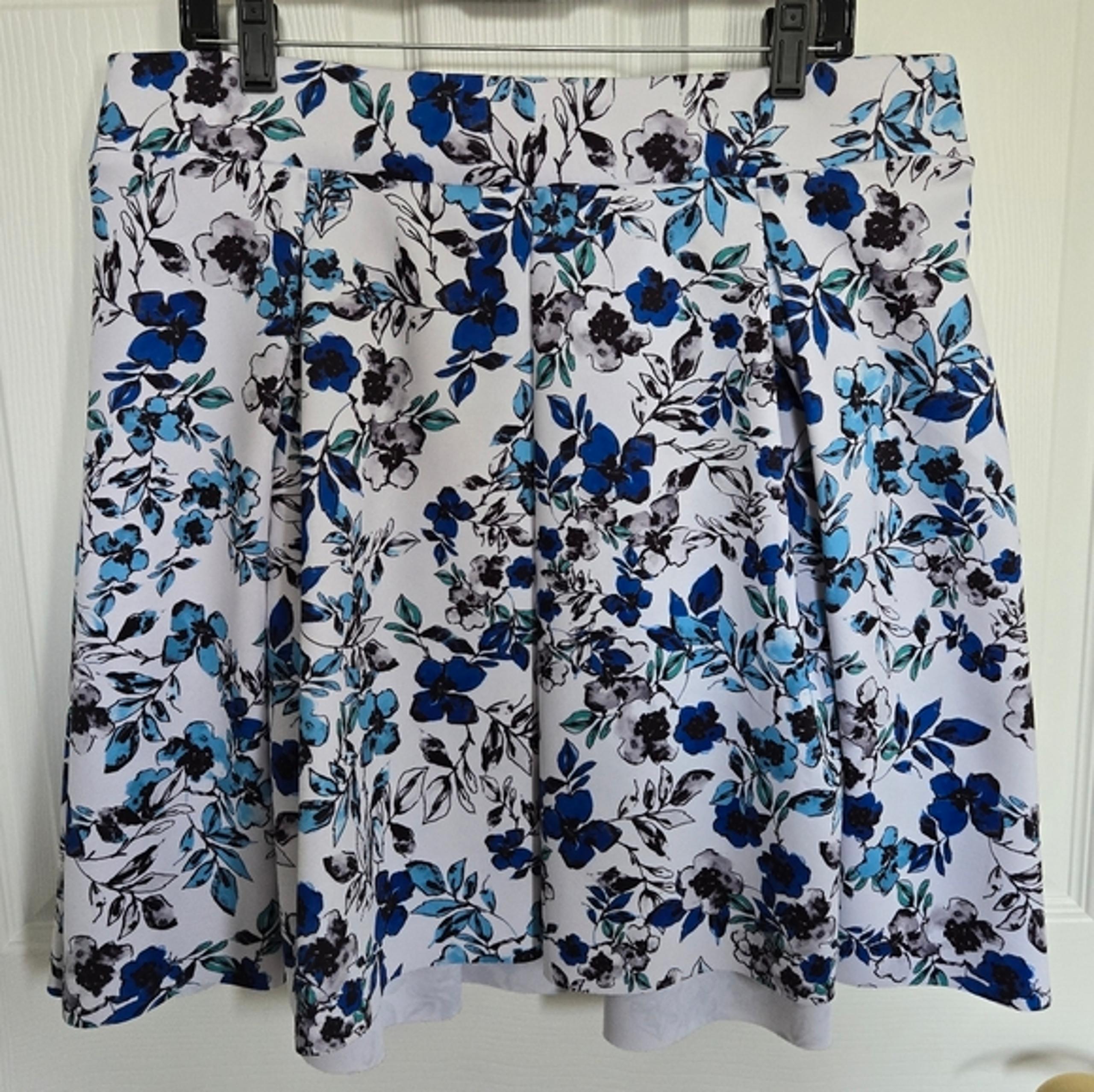 Torrid Blue Flower Skirt Size 0X Floral Pleated Spring Summer