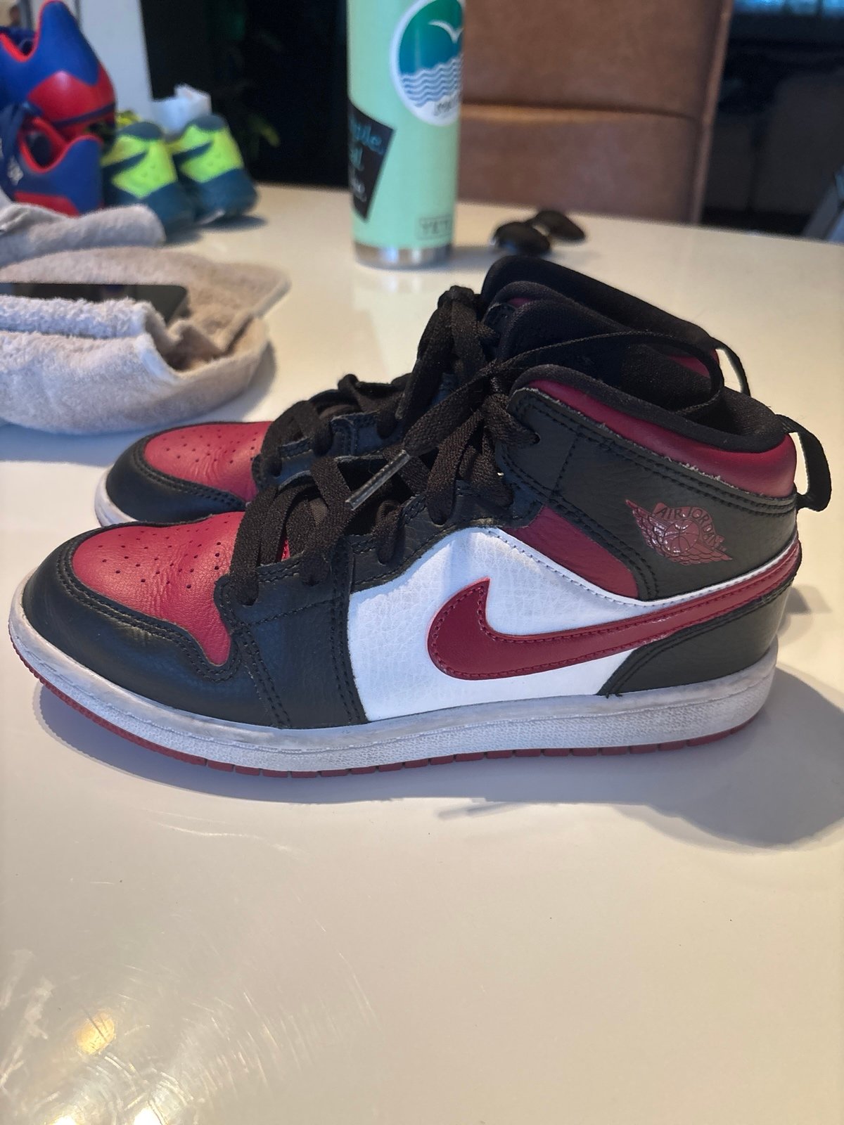 Jordan 1 Mid Noble Red