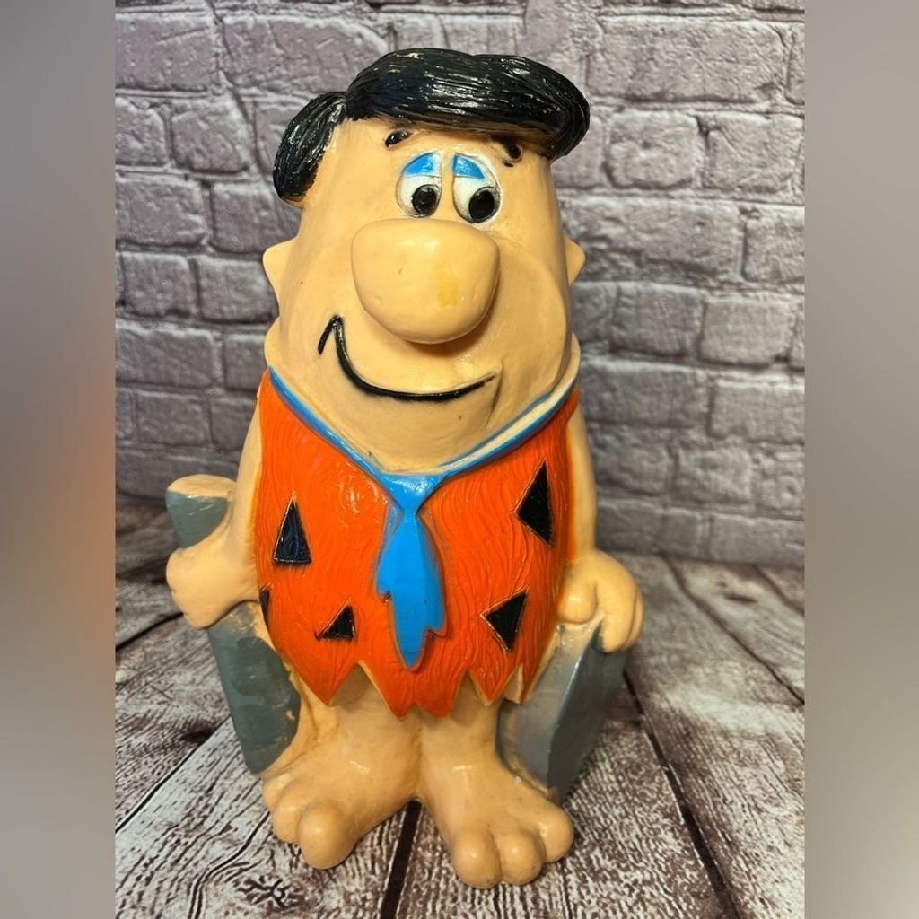Vintage Hanna-Barbera 12 Fred Flintstone Coin Bank w/ Stopper Plug - 70s (2D)