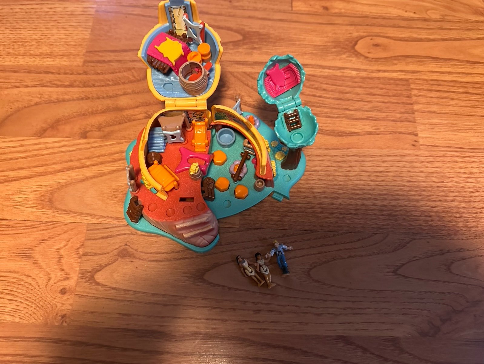 Pocahontas blue bird Polly pocket hut