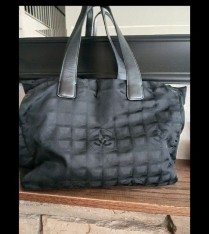 Channel travel line tote