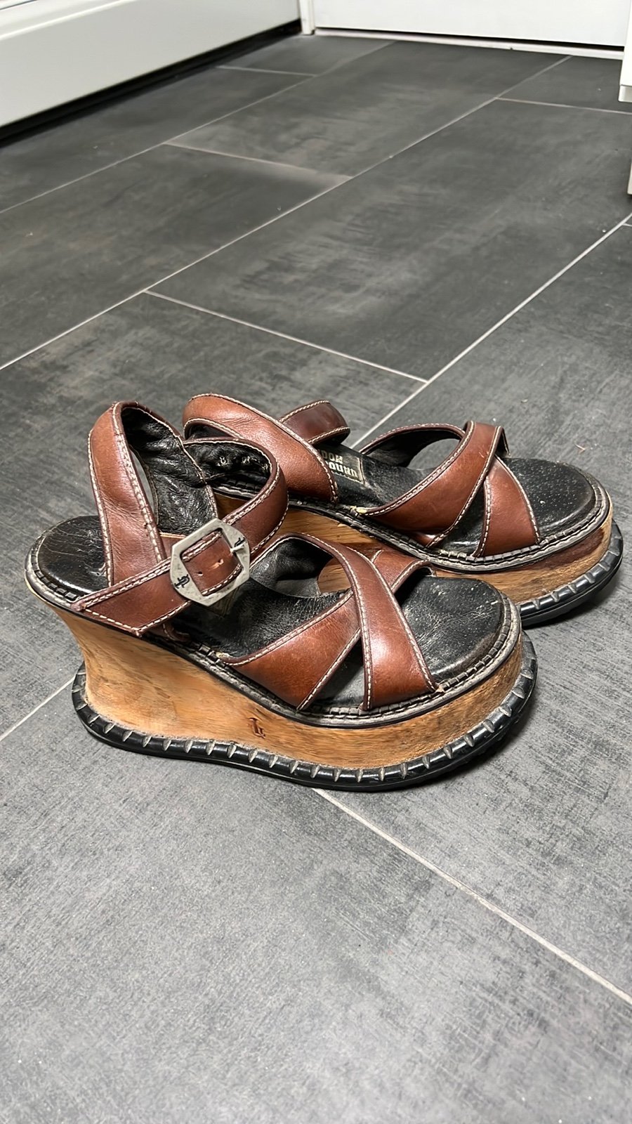 London Underground 90s Vintage Hibiscus Wooden Platform Wedges in Brown Size 8