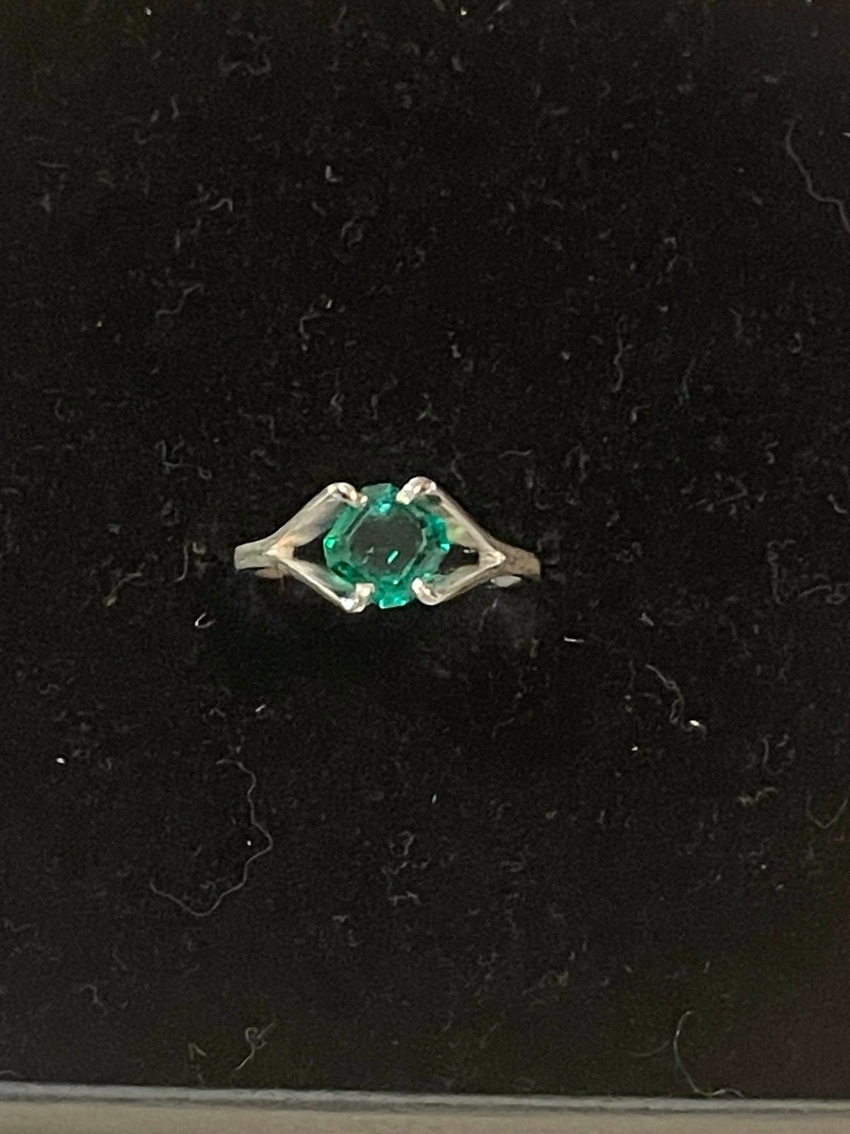 Women’s Vintage 925 Silver simulated emerald ring size 7