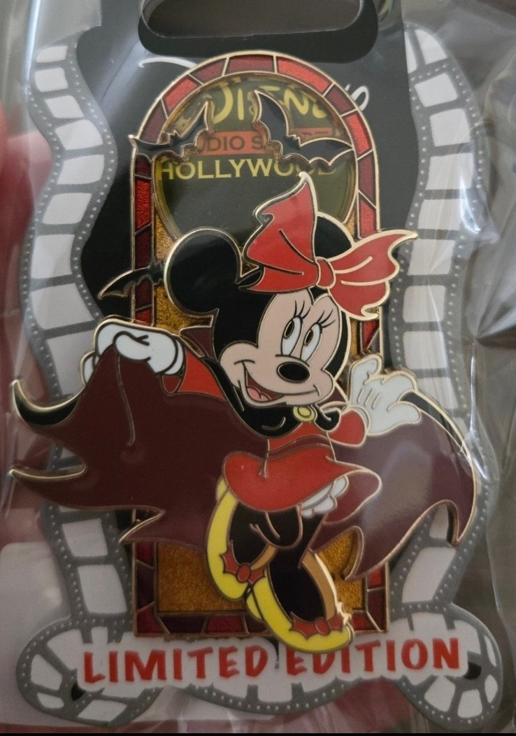 Disney pin Minnie Mouse vampire Halloween Disney Studio Store Hollywood Limited