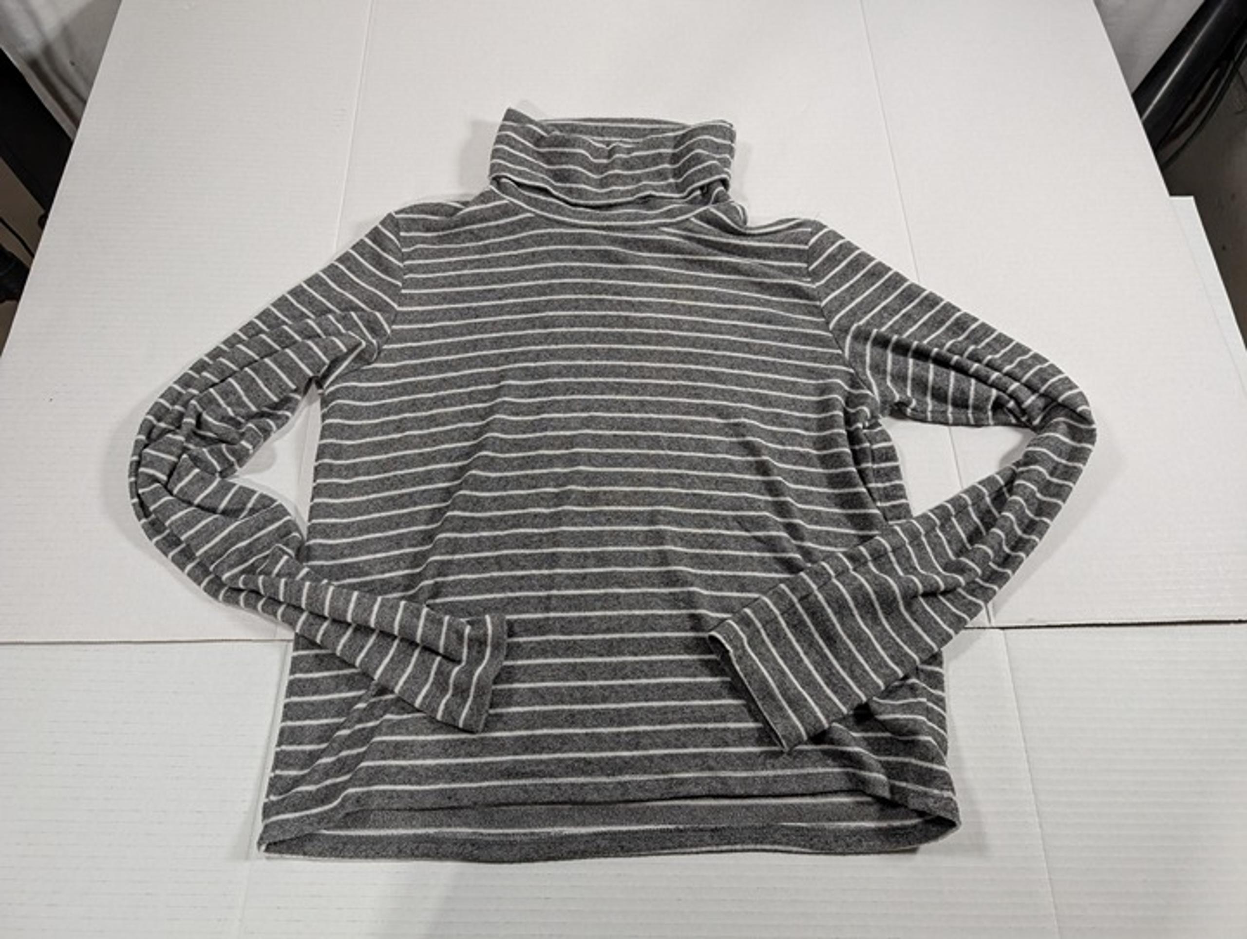 Aerie long sleeve gray and white turtleneck size small