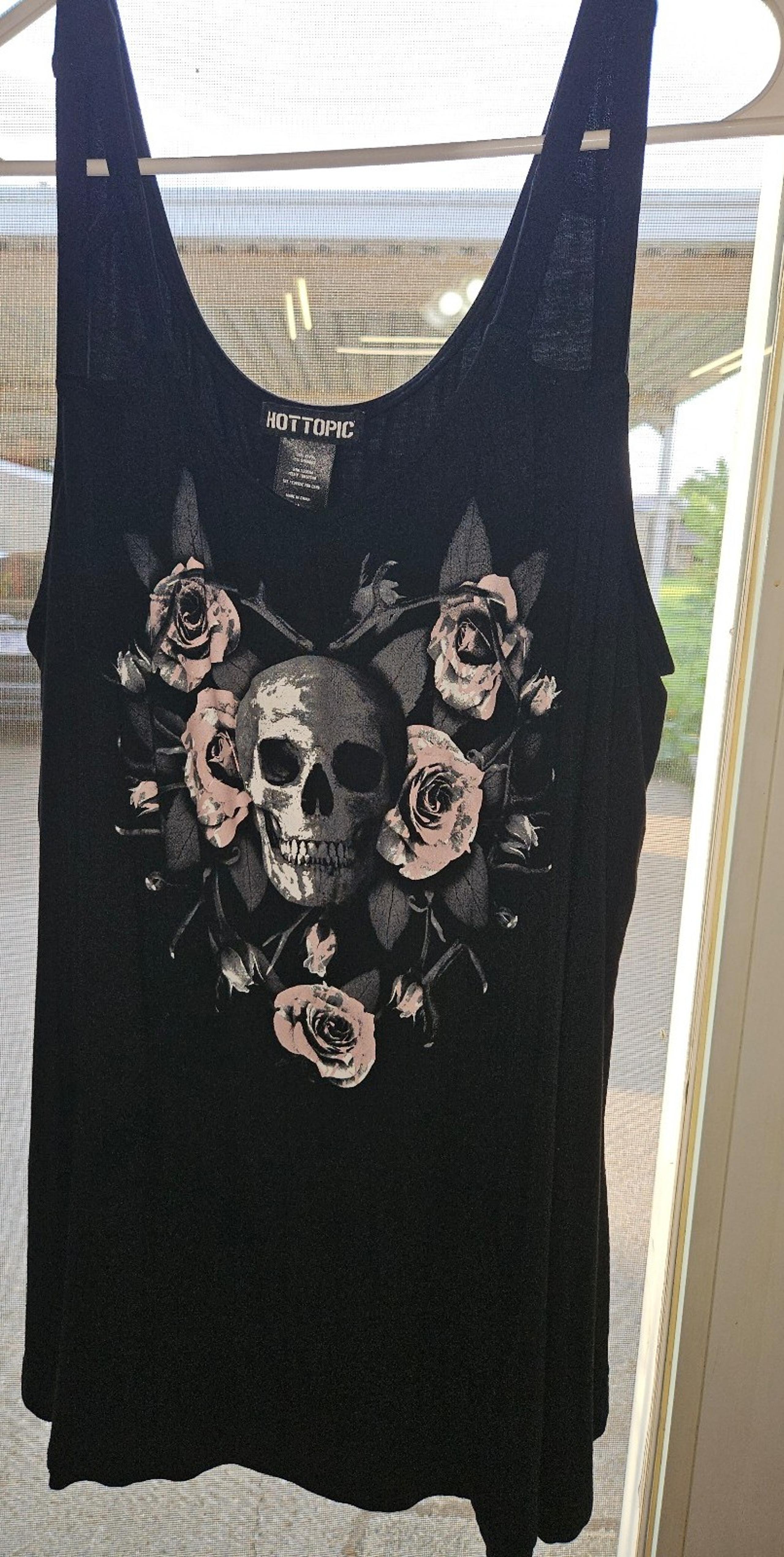 HOT TOPIC Skull & Roses tank