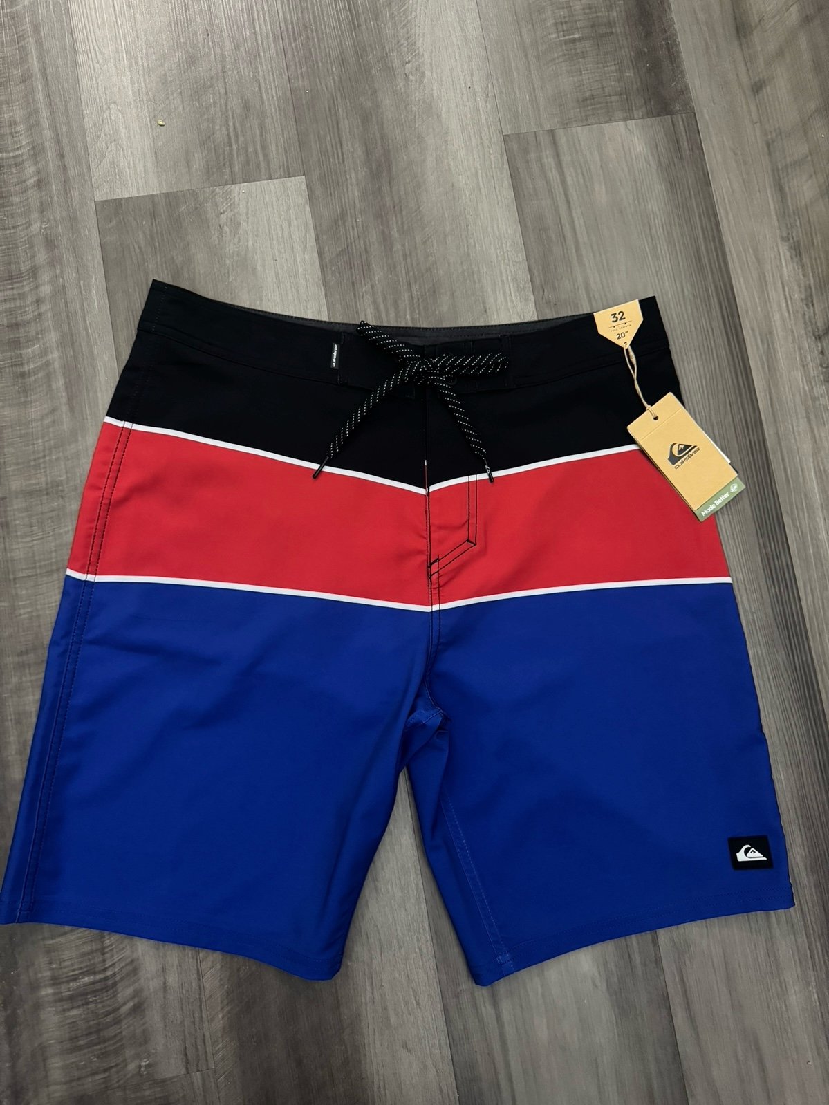 Quiksilver men’s blue / red / black board shorts size 32