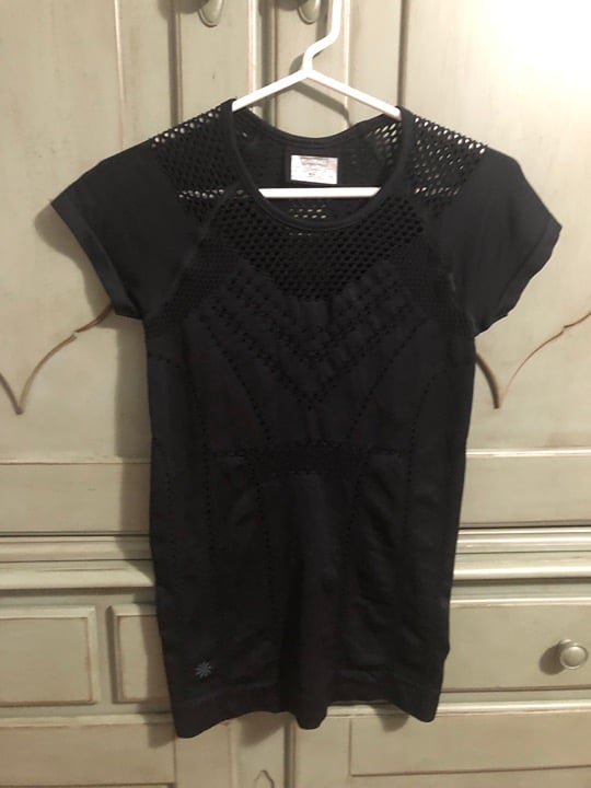 Athleta Women's Black Athletic Top With Vents (XS) Looks Amazing On! RARE FIND.