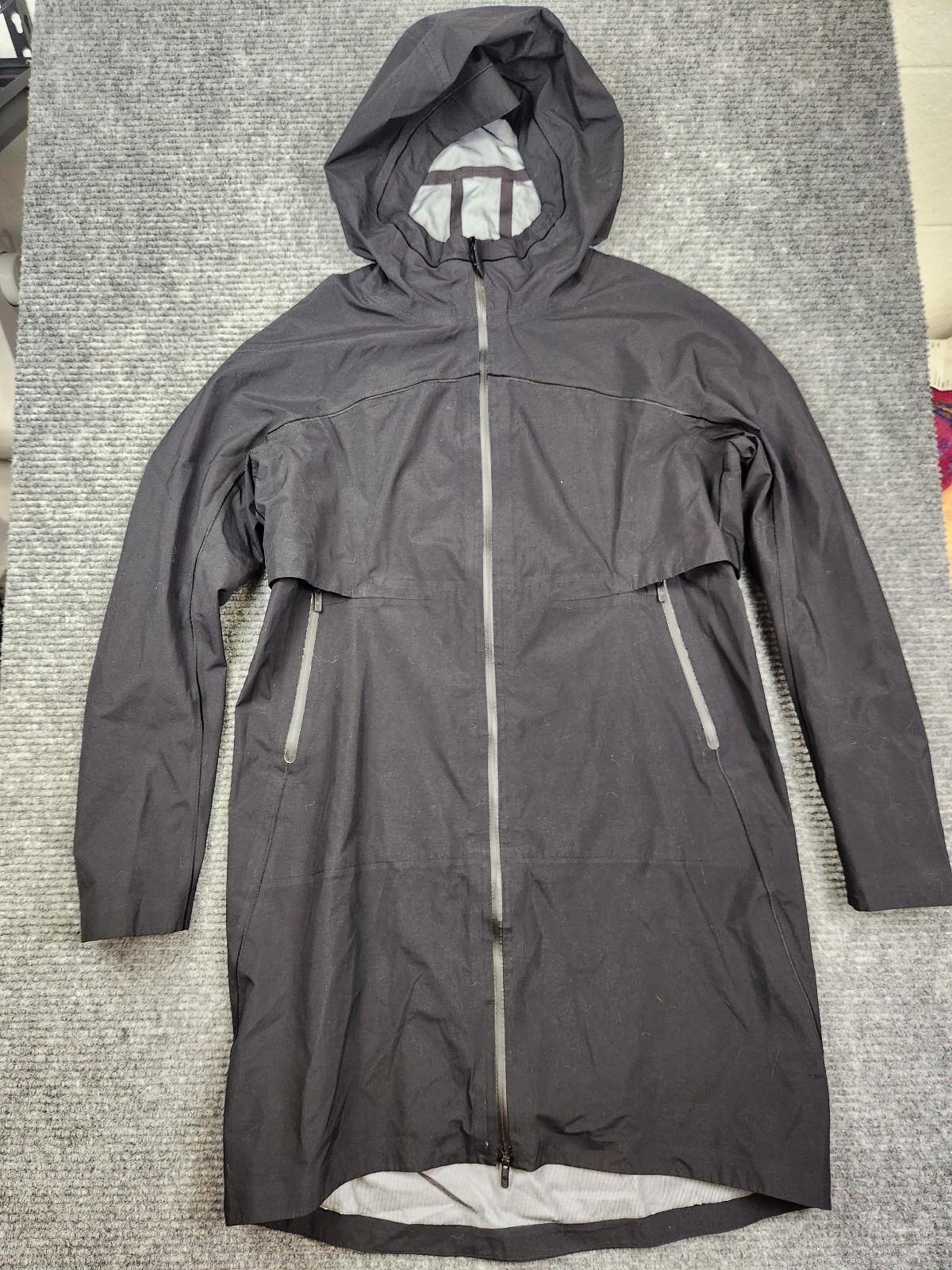 Lululemon Cloud Crush Black Rain Coat Jacket Size 8 **Zipper Issue
