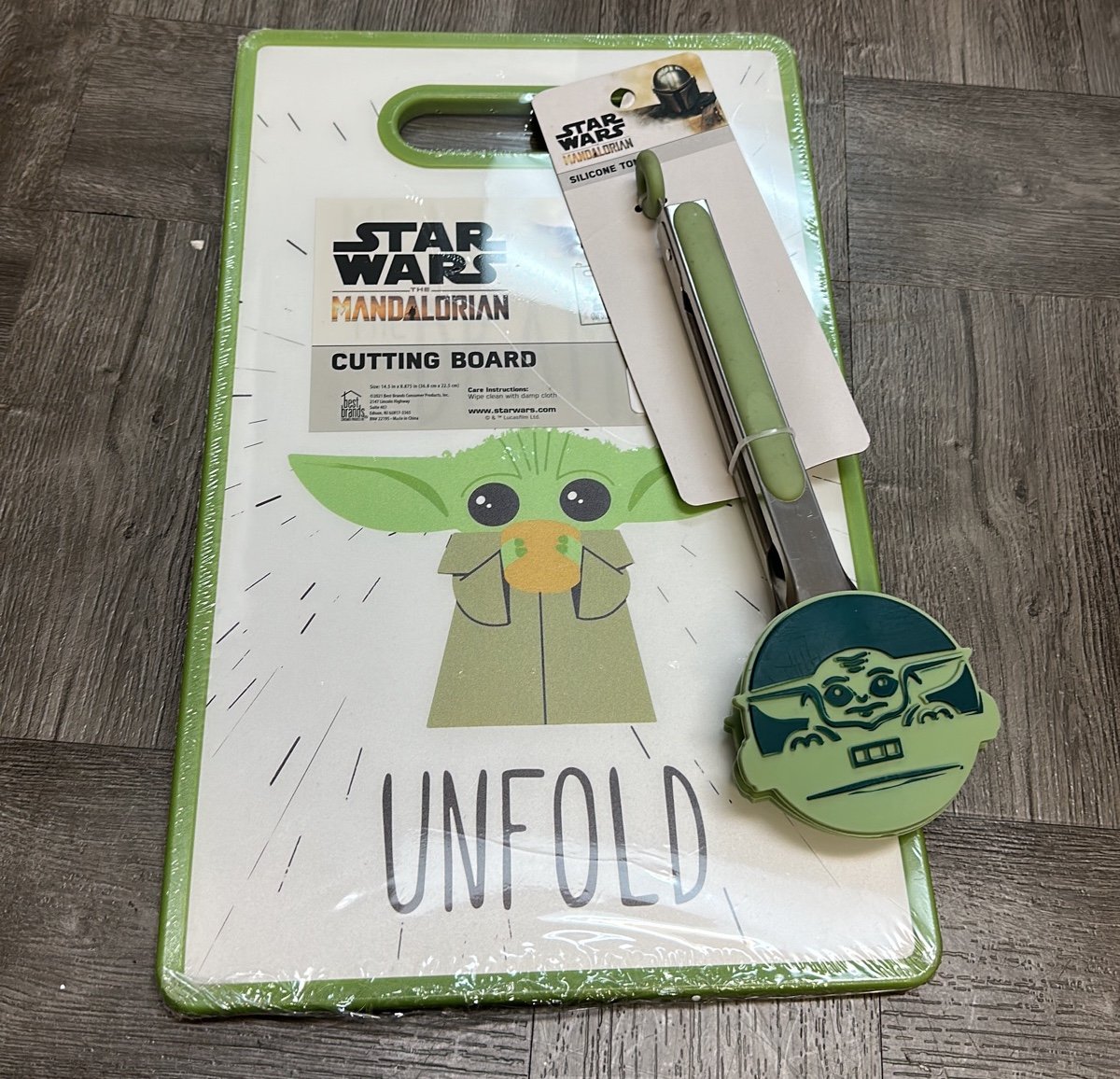 STAR WARS Baby yoda cutting board and kitchen tongs set