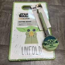 STAR WARS Baby yoda cutting board and kitchen tongs set