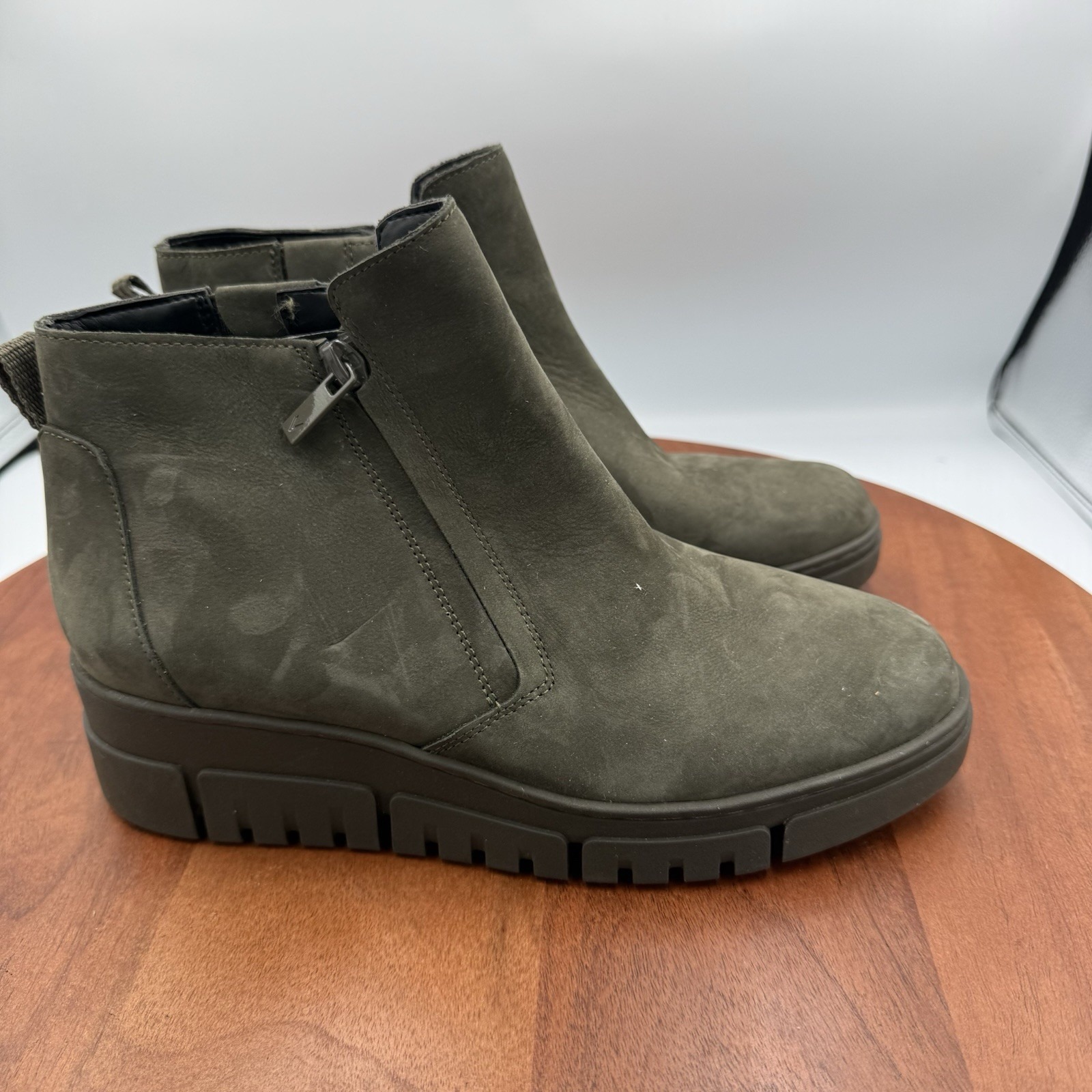 VIONIC Uptown Sur Olive Green Weather Proof Leather Ankle Boot Women's Size 6.5