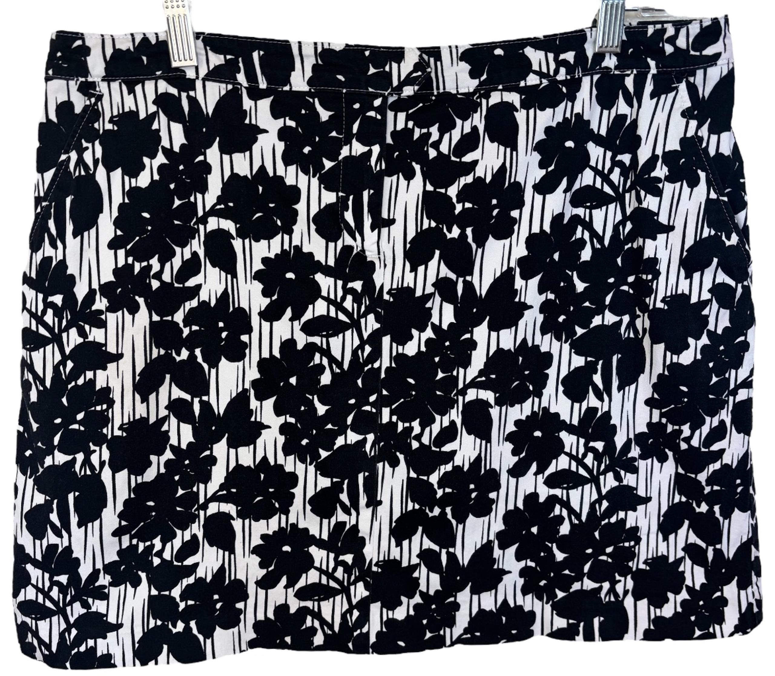 IZOD Golf Women's Skort Front Zip White and Black Floral Size 10 Pockets