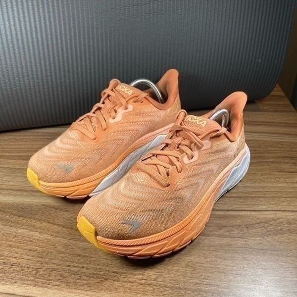 HOKA ONE ONE ARAHI 6 - Women’s Running Shoes - SIZE 6.5B