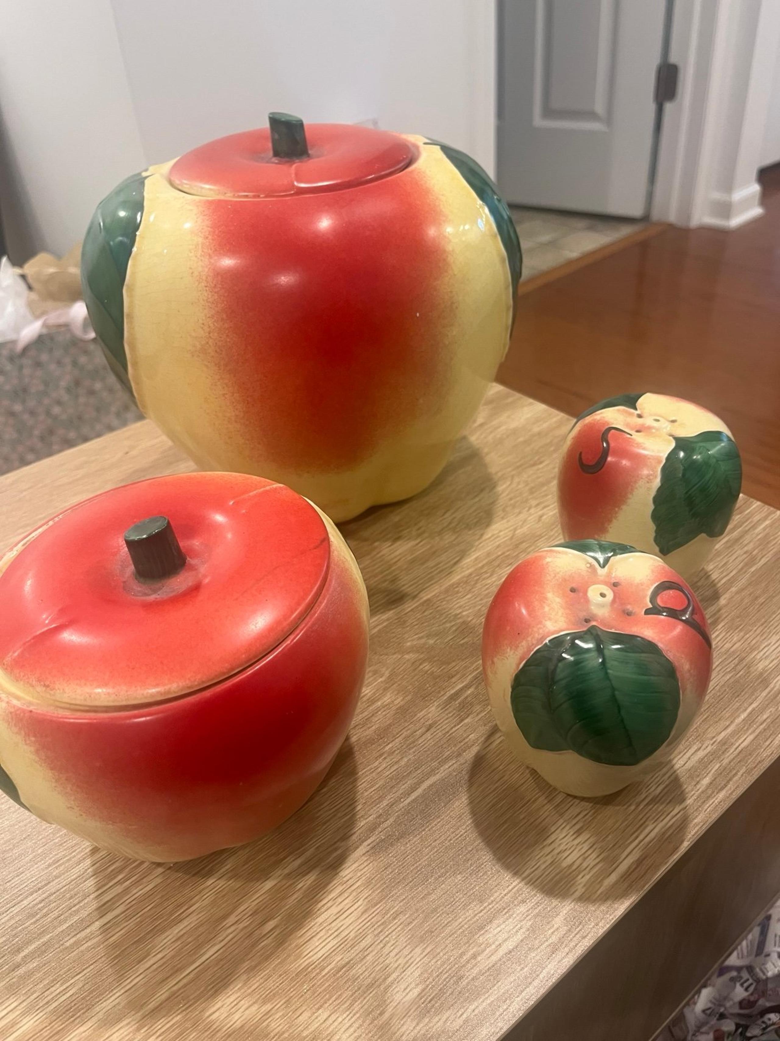 Hull Apple cookie jar set