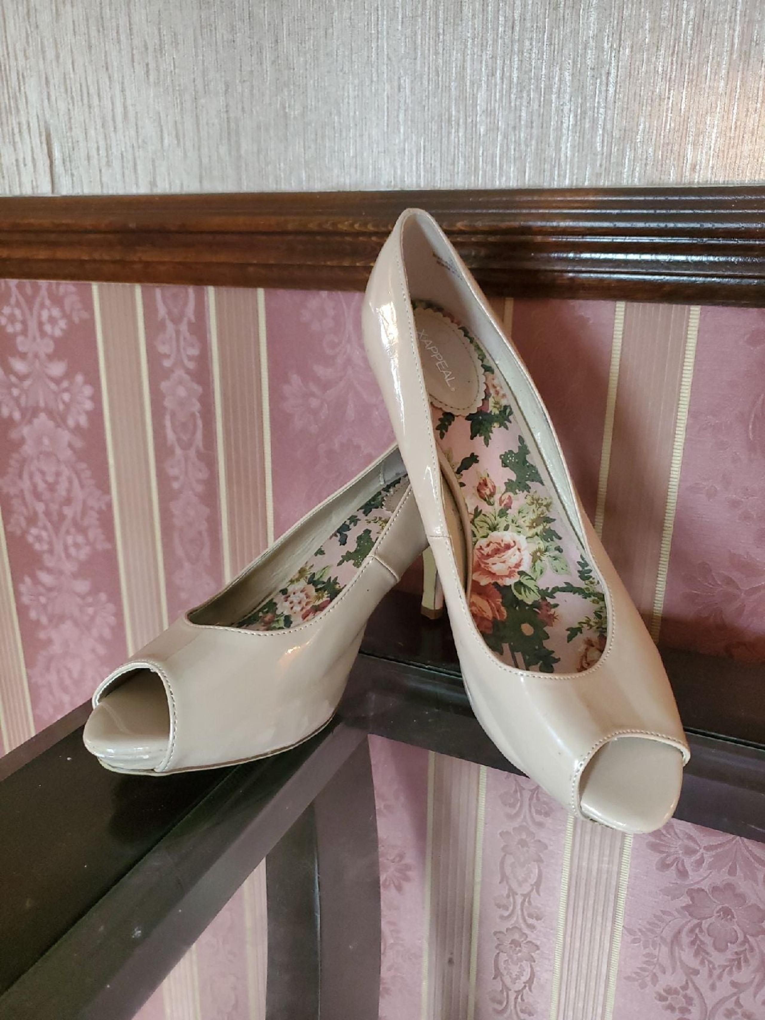Nude peep-toe pumps