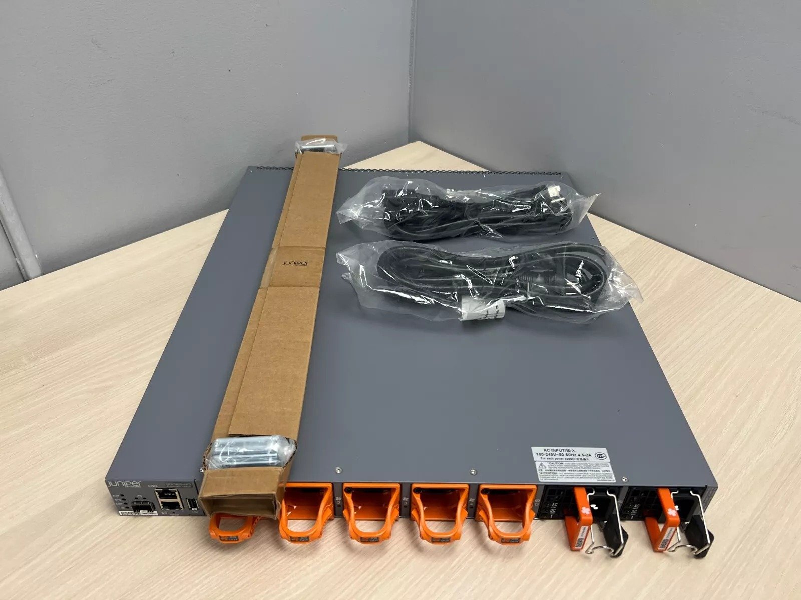 Juniper Networks QFX Series QFX5100-48S-AFO, 48-Port Switch 650-064380