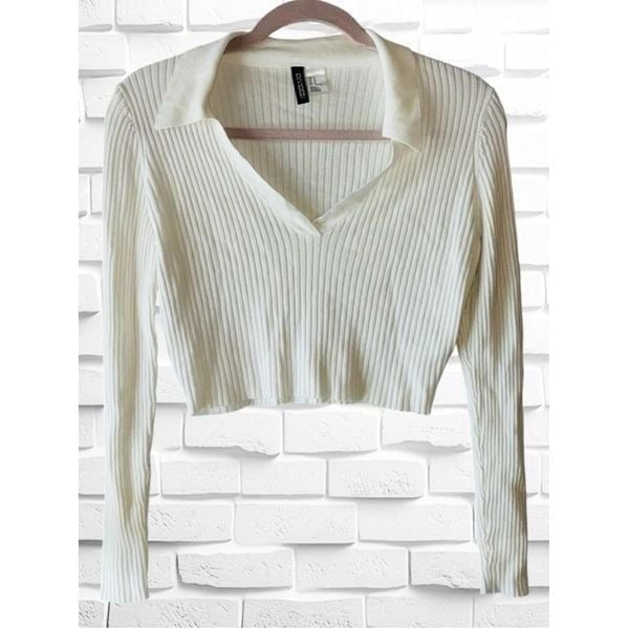 Divided by H&M Womens Medium Collared Ribbed Knit Long Sleeved Crop Top•Slim Fit