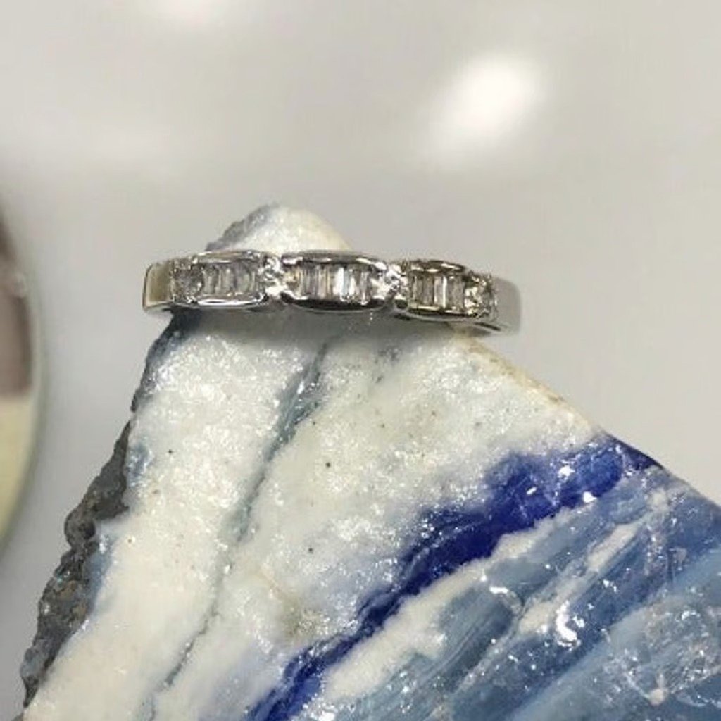 LADIES 14K WHITE GOLD DIAMOND BAND WITH BAGUETTES