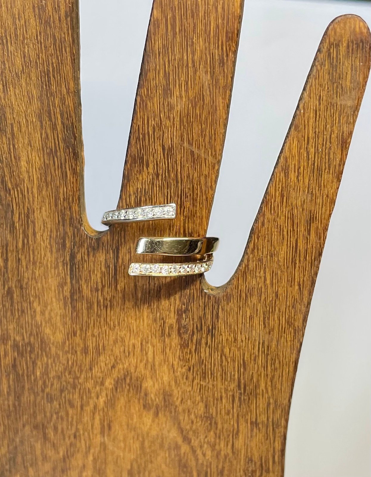 Two tone diamond ring