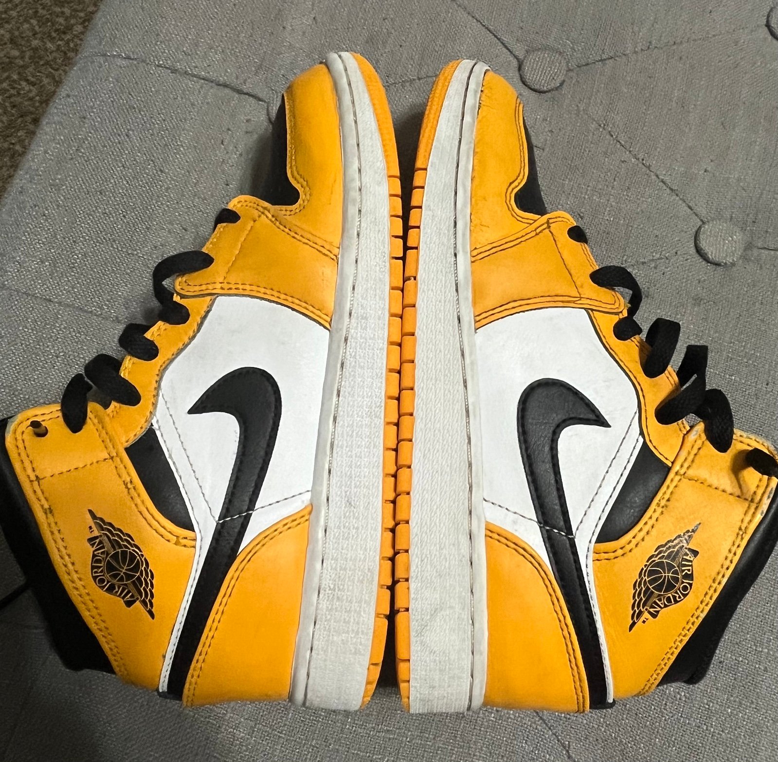 1 Air Jordan 1 Mid Taxi size 5Y