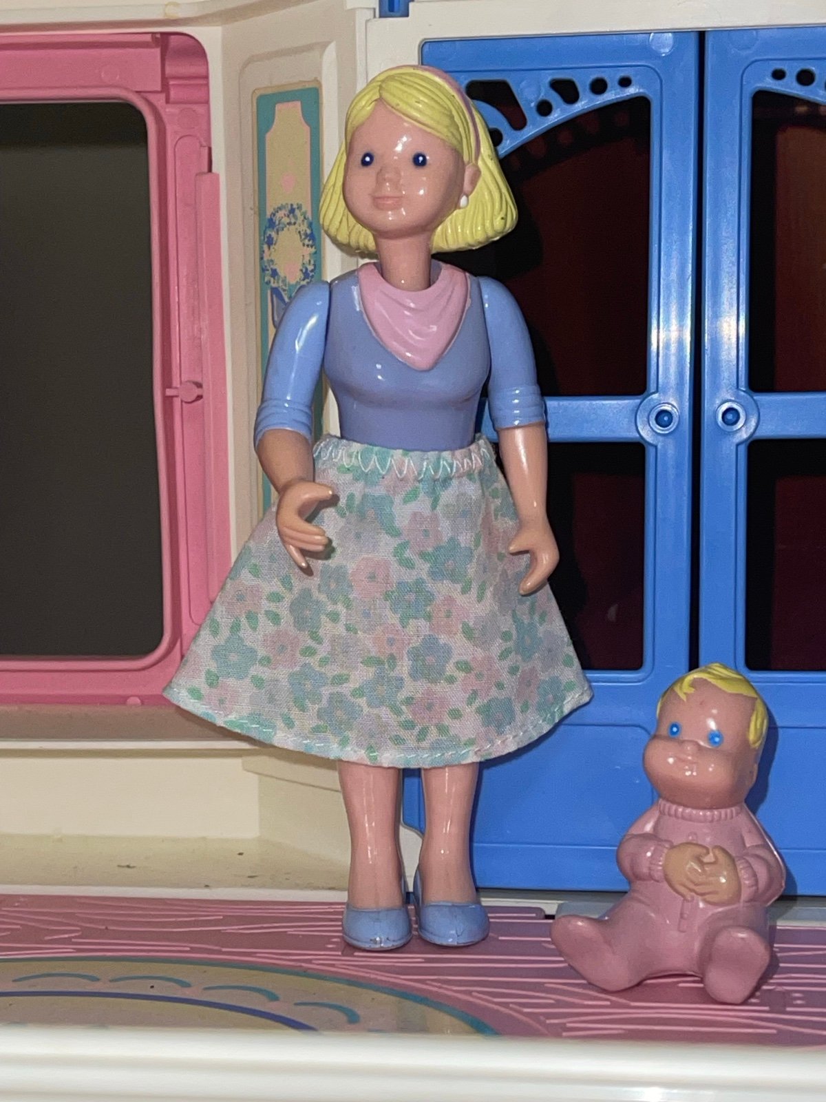 Fisher price loving family flowery skirt mom & sitting baby dollhouse
