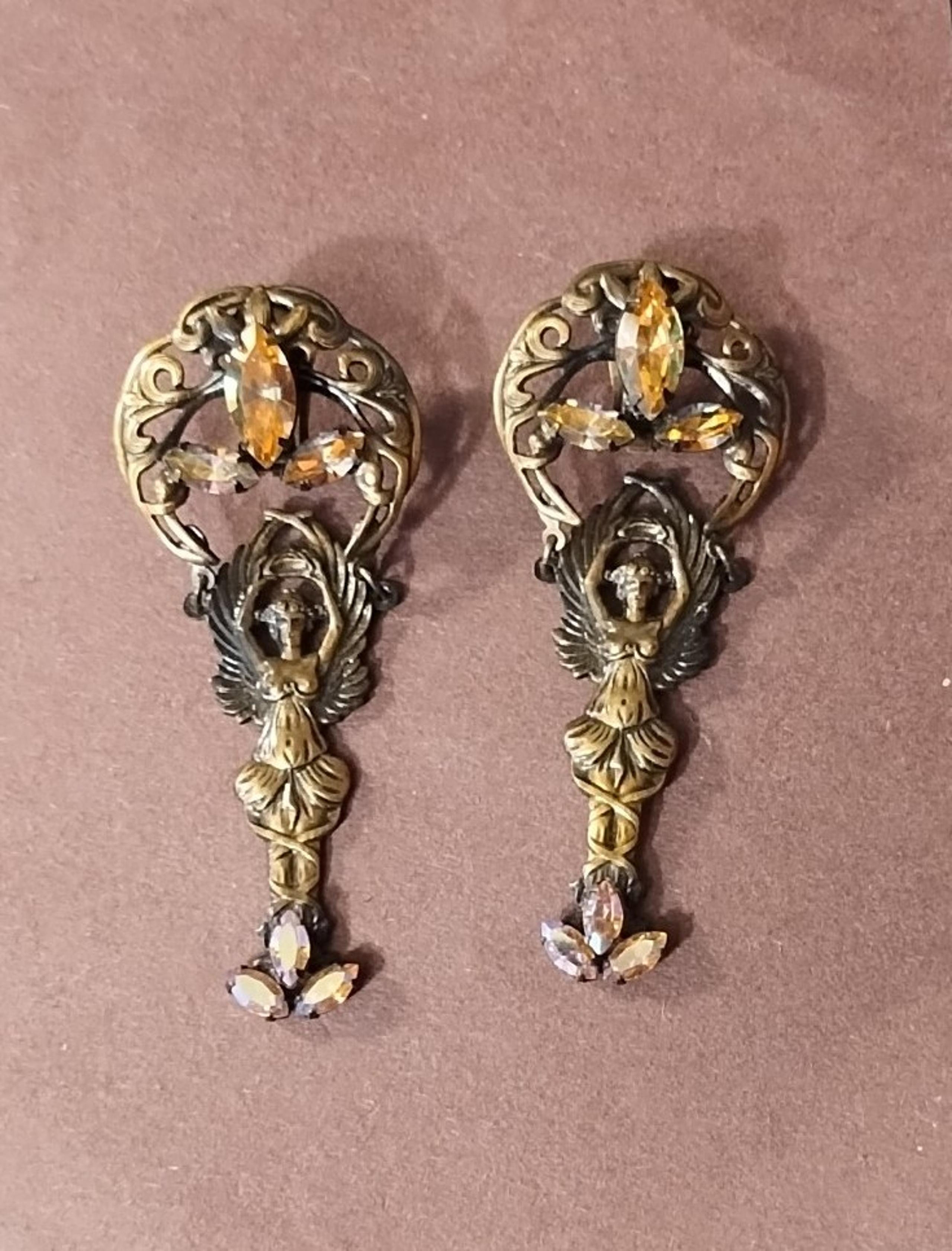 Tokens of Gilt clip on earrings EUC