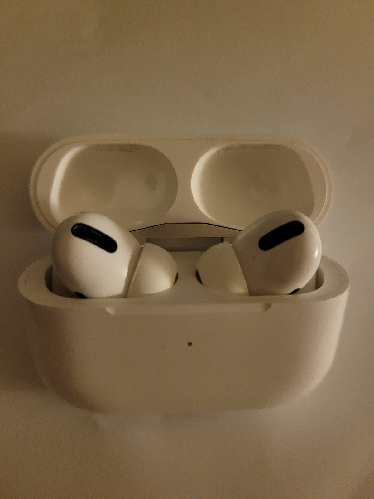 AIRPODS PRO 2ND GEN WITH CHARGING CASE