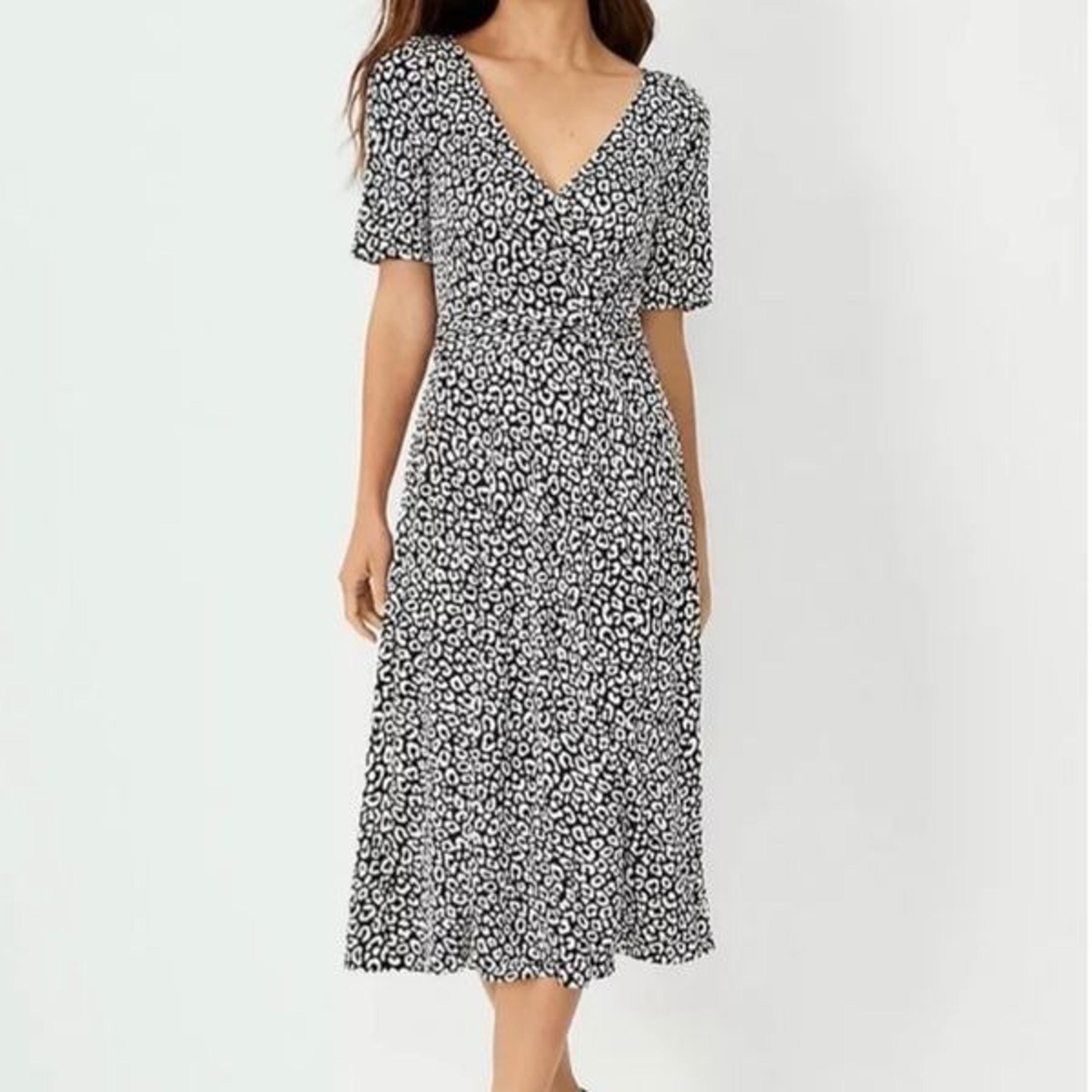 Ann Taylor size 6 Jersey Midi Short-Sleeve Wrap Dress Black White